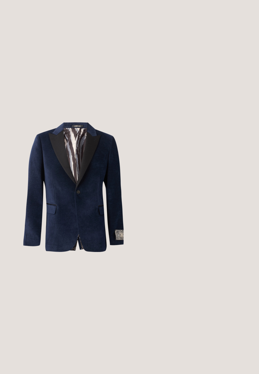 Tmavomodrý zamatový blazer s čiernymi saténovými klopami, jedným gombíkom, vreckami s klopou a vzorovanou vnútornou podšívkou a detailom na manžete.; Navy modrá košeľa s dlhým rukávom vyrobená z hladkej tkaniny, s golierom s gombíkmi a čiernymi gombíkmi po celej prednej strane. Jemné detaily textúry sú viditeľné.; Svetlomodré džínsy s rovnou nohou, so klasickým päť-kapsovým dizajnom, kontrastným prešívaním a miernym efektom vyblednutia.; Čierne kožené mokasíny s textúrovaným povrchom, ozdobené dekoratívnym predným pásikom a zaoblenou špičkou. Gumená podrážka pre odolnosť.; Obdĺžniková tmavomodrá crossbody taška s nastaviteľným popruhom, zapínaním na zips a jemným logom na prednom paneli.; Tmavomodrý kožený opasok so striebornou obdĺžnikovou sponou a vyrazeným logom značky na páse, stočený na jednoliatom bielom pozadí.