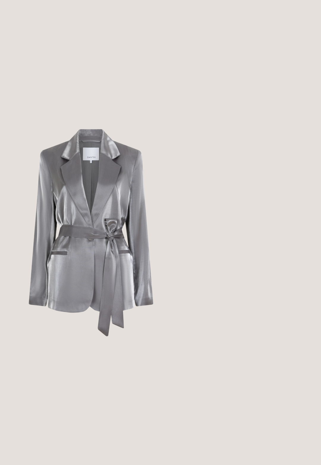 Zilveren satijnen blazer met lange mouwen, geknoopte revers, een strikgordel in de taille en twee voorzakken. Gladde textuur en een slank ontwerp.; Satijnen topje in lichtgrijs met zwarte accenten en dunne bandjes. Heeft een V-halslijn, een soepele textuur en een ontspannen pasvorm.; Zilveren wijde broek van gladde, glanzende stof. Heeft een platte tailleband en een voorste plooi, wat zorgt voor een slanke en moderne uitstraling.; Glinsterende zilveren enkellaars met een puntige neus, zijrits en een smalle hak van gemiddelde hoogte op een witte achtergrond.; Zilverkleurige clutch met een gestructureerd oppervlak, polsbandje en dikke kettinghandgreep, ritssluiting en een klein, geperst logo aan de voorkant.; Liebeskind Berlin Armband - silberfarben