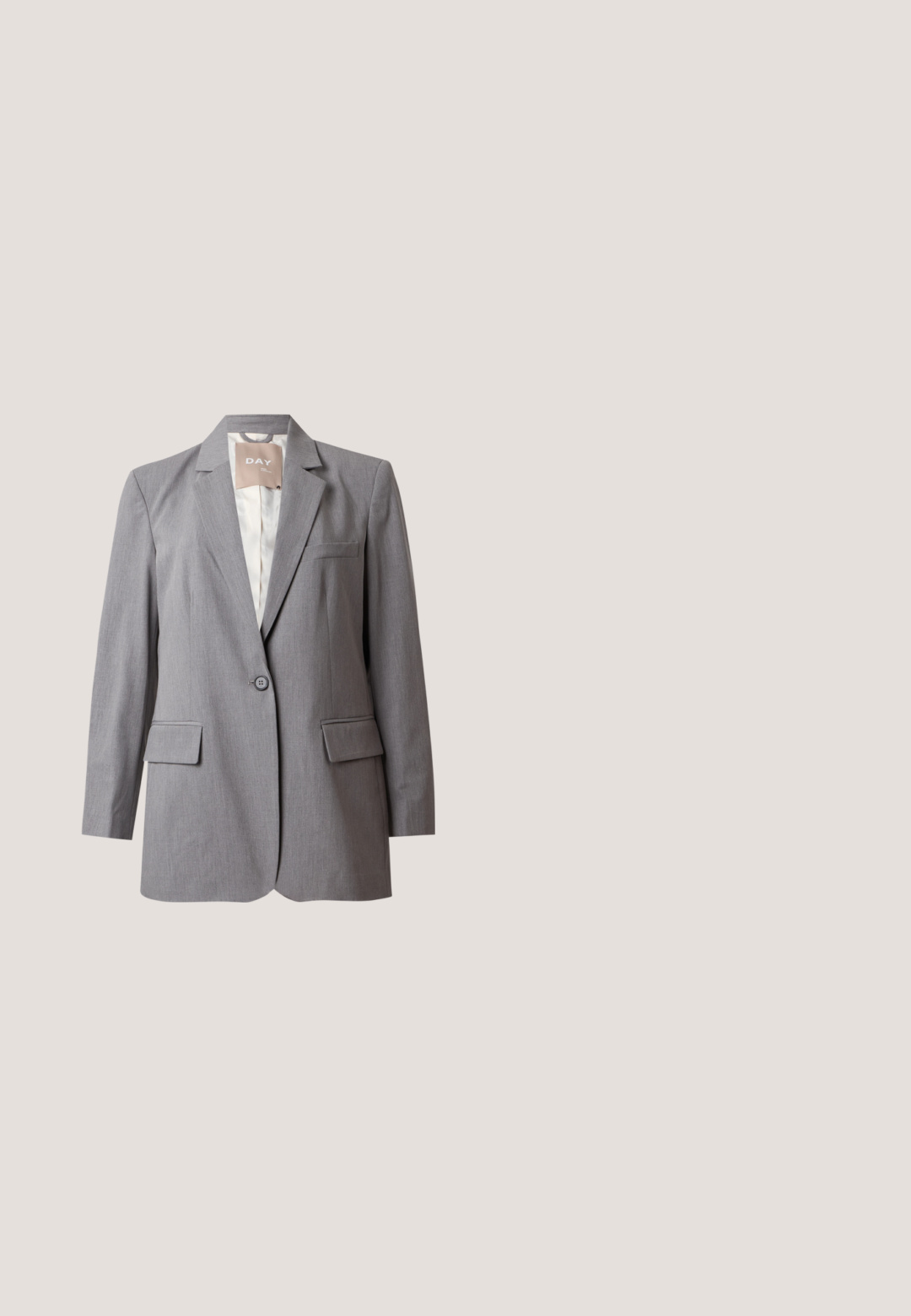 Veste grise claire sur-mesure à un bouton, avec revers crantés et poches à rabat, présentée sur un fond blanc uni.; Blouse à manches longues de couleur crème avec col en V et plis discrets près de l'encolure, présentée sur un fond uni.; Pantalons à jambe large en tissu gris clair, avec une taille froncée, des plis avant et une texture lisse et douce.; Mocassin plat en cuir noir avec bout pointu, large bride à l'avant et semelle marron clair, présenté de profil sur fond blanc.; Sac fourre-tout en cuir noir avec longues bretelles pour l'épaule et un discret logo doré en bas au centre sur un fond clair uni.; Elli GEO STICK LAYER - Collier - gold-coloured