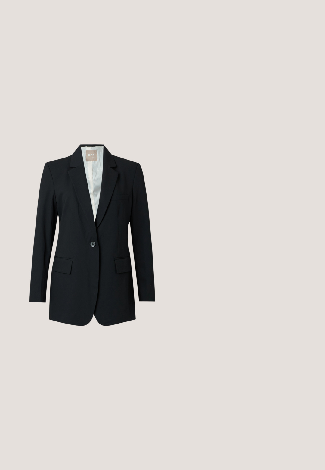 Zwarte enkeknoopssblazer met inkepingrevers, klepzakken en een lichte voering tegen een effen achtergrond.; Witte blouse met een hoge halslijn, lange pofmouwen en een ritssluiting aan de achterkant. Glad stof met een lichte glans en subtiele val.; Zwarte broek gemaakt van gladde stof met een hoge taille, wijde benen, voorplooien en klassieke ceintuurlussen. Geen zijzakken zichtbaar.; Zwarte leren instappers met een gouden accent, een ronde neus en een gladde textuur, zwevend boven een reflecterend oppervlak met metalen schappen.; Zwarte leren totebag met lange schouderbanden en een subtiel gouden logo onderaan in het midden, op een effen lichte achtergrond.; Gouden rechthoekige polshoroscoop met een gestructureerde lichtgroene wijzerplaat, twee zwarte uurmarkeringen, een gouden metalen armband en een minimalistisch ontwerp.