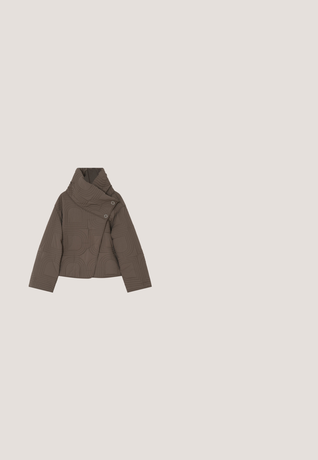 Braune gesteppte Jacke mit geometrischer Steppnaht, hohem asymmetrischem Kragen und Druckknopfverschluss, auf einfarbigem Hintergrund präsentiert.; Lila Kurzarm-T-Shirt aus weichem Stoff, mit Rundhalsausschnitt und geradem Saum, glatter Textur und ohne sichtbare Muster.; Olivgrüne, weit geschnittene Hosen aus strukturiertem Stoff, mit Falten, einem glatten Bund und klaren Linien für ein maßgeschneidertes Aussehen.; Brauner Leder-Pumps mit spitzer Spitze, schlankem Stiletto-Absatz und glatter Oberfläche auf hellem Hintergrund.; Dunkelbraune Leder-Umhängetasche mit weichem Lammfellbesatz, vordere Klappentasche mit silberner Schnalle und verstellbarem Schulterriemen.; Paar goldene Creolen, je mit zwei kleinen runden Edelsteinen in Blau und Dunkelrot besetzt.