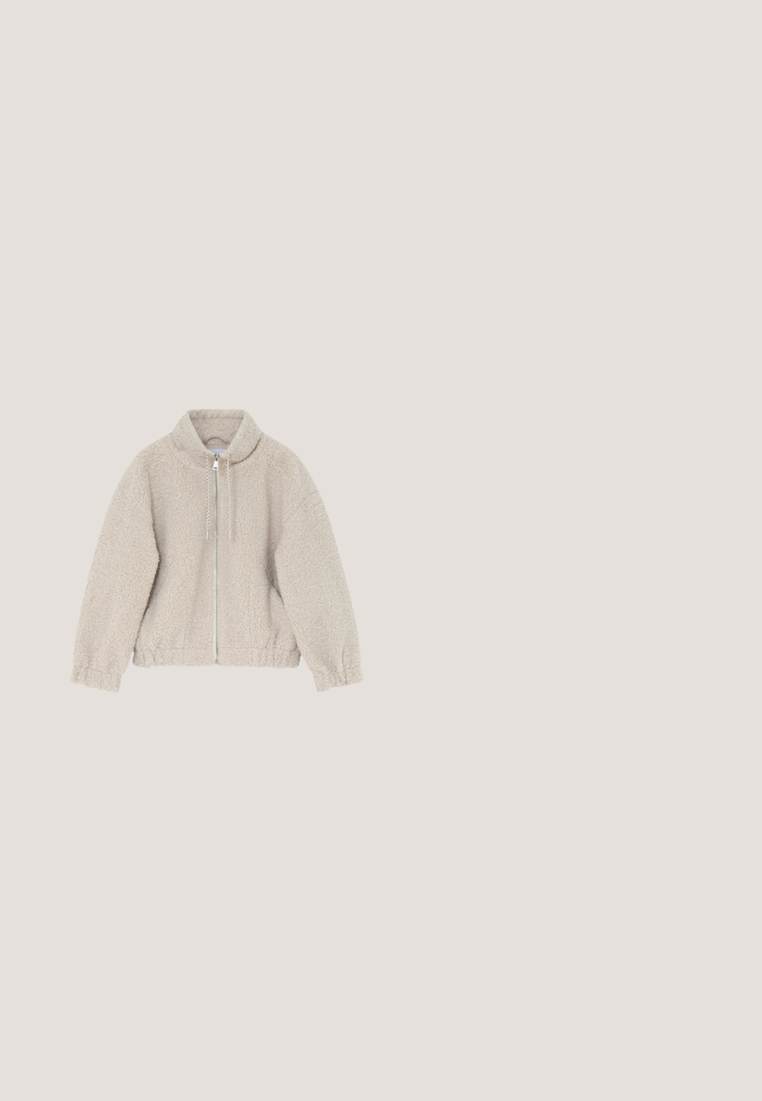 Chaqueta polar beige claro con cremallera, cuello alto, capucha con cordón, mangas largas y puños elásticos, mostrada en una percha.; Top de punto de manga corta en verde claro con un escote redondo y una silueta ligeramente cropped. La etiqueta interior dice "Holzweiler."; Pantalones de malla beige claro, de pierna ancha con cintura elástica, que presentan un corte holgado y una superficie texturizada. Adecuados para un uso casual.; Par de mocasines de gamuza marrón con ribete de punto crema y logotipo metálico de la marca en la correa, visto desde arriba sobre fondo blanco.; Bolso de hombro de piel de oveja beige con un asa curva y una forma redondeada. La textura es suave y esponjosa, con acentos de hardware mínimos.; Collar con pequeñas cuentas redondas multicolores y diminutas cuentas de piedra gris, asegurado con un cierre de langosta dorado sobre un fondo blanco.