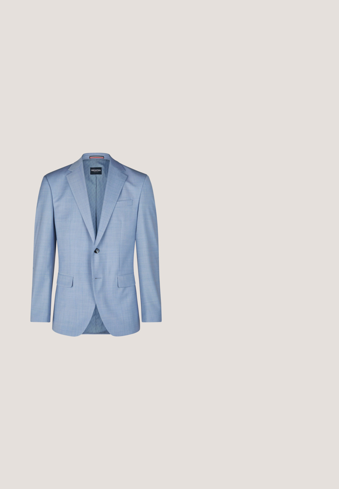 Lichtblauw herenblazer met enkele rij knopen, met inkeping in de revers, twee klepzakken aan de voorkant, een borstzak en sluit met één knoop.; Lichtblauw herenoverhemd met lange mouwen, subtiel gestippeld patroon, knoopsluiting aan de voorkant en klassieke kraag op een witte achtergrond.; Marineblauwe pantalon met een rechte pijp, gemaakt van een gladde stof. Voorzien van een knoopsluiting aan de voorkant en twee zijzakken.; Lichtblauwe leren dresschoenen met een honingraatpatroon, puntige neus en een zwarte zool. Voorzien van drie veterogen en minimale stiksels.; Blauwe strik en bijpassend pochet met witte stippen op een witte achtergrond gerangschikt.; Witte leren riem met zilveren metalen gesp, gladde textuur, contrasterende blauwe binnenvoering en zichtbare witte stiksels langs de randen.