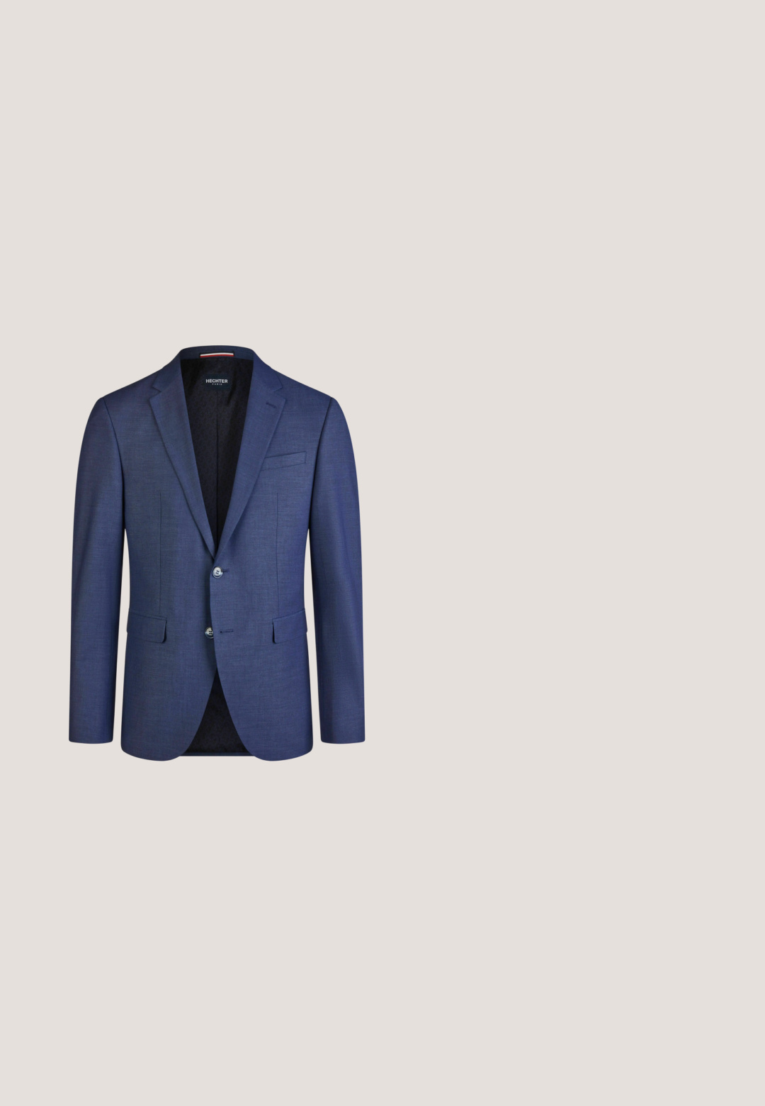 Enkeltknappet mørkeblå blazer med to knapper, hakkede revers, klaplommer og en brystlomme med slidse fra Hechter Paris.; Lyseblå langærmet skjorte med knap-trykkrave, der har en glat tekstur og tætsiddende design, med hvide knapdetaljer.; Sorte bukser lavet af glat stof, med lige ben, en enkelt frontklap, bæltestropper og et rent, enkelt design.; Sorte læder dress sko med en glat overflade, rund tå, subtile syninger og en brun gummisål.; Lyseblåt silkeslips med en enkelt knude, lagt fladt på en hvid baggrund.; Sort læderbælte rullet med sølvmetalrektangulært spænde på en ensfarvet lys baggrund.