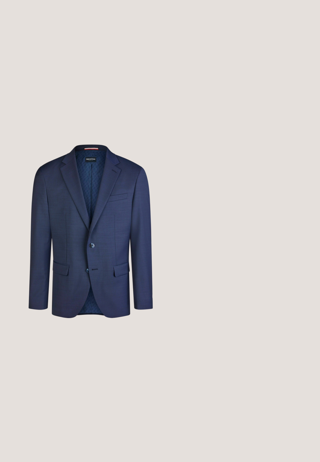 Marineblauer, maßgeschneiderter Herrenblazer mit eingeschnittenem Revers, zwei Knöpfen, Pattentaschen und gemustertem Innenfutter.; Hellblaues und weiß gestreiftes Hemd mit langen Ärmeln, Knopfleiste und spitzem Kragen auf weißem Hintergrund.; Helle blaue Leinenmischungshosen mit elastischem Bund und einem einzigen Knopfverschluss. Gerade Beinform, strukturierter Stoff, keine Muster.; Braune Leder Schnürschuhe mit runder Zehenpartie, blauen Ösen, gestickten Details und einer strukturierten schwarzen Gummisohle.; Navyblaue, strukturierte Handtasche mit Reißverschluss, zwei Reißverschlussz ziehern, verstellbarem Tragegurt und flachem Design, geeignet für den Freizeitgebrauch.; Marineblauer gewebter Gürtel mit einer Leder-Schnalle und einem Lederendstück. Verfügt über eine geflochtene Struktur und eine rechteckige Metallschnalle zum Verschließen. Strapazierfähig und verstellbar.