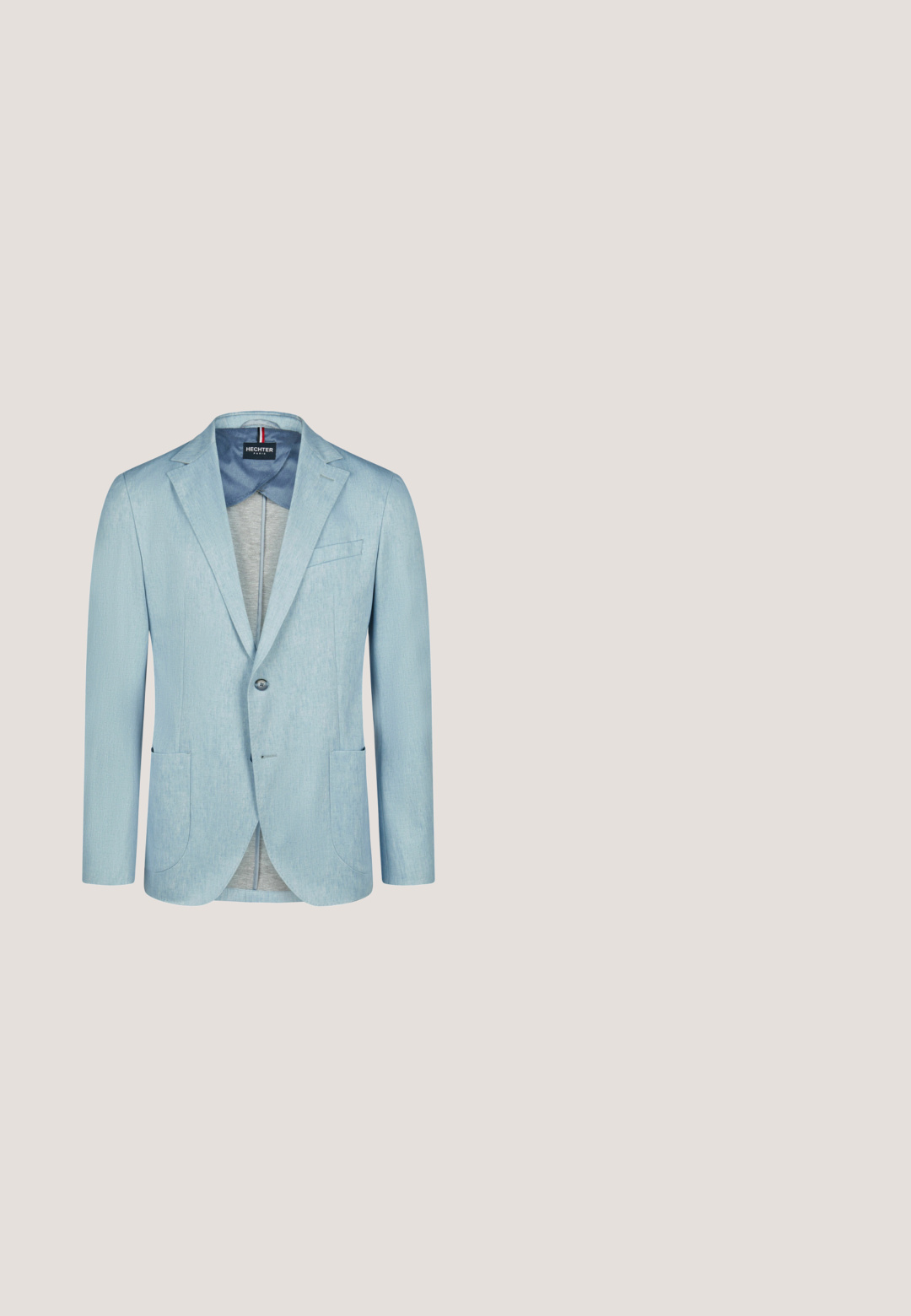 Lichtblauw herenenblazer met inkepingrevers, enkele knoopsluiting, opgestikte zakken en een "Hechter Paris" label aan de binnenkant van de kraag.; Lichtblauwe, langslijpende overhemD met klassieke kraag, gemaakt van een soepele stof. Voorzien van witte knopen aan de voorkant en cuffs.; Lichtblauwe op maat gemaakte herenhbroek met riemlussen, een voorste knoop, ritssluiting en een enkele zijzak op een witte achtergrond.; Lichtblauwe suède schoenen met een instapontwerp, voorzien van een decoratieve band en subtiele stikselaccenten. Crèmekleurige rubberen zool voor comfort.; Blauwe sjaal met een patroon, gemaakt van lichtgewicht stof, met een herhalend geometrisch ontwerp. De randen zijn netjes afgewerkt.; Witte leren riem met kleine geperforeerde gaatjes en een zilverkleurige metalen rechthoekige gesp, opgerold op een witte achtergrond.