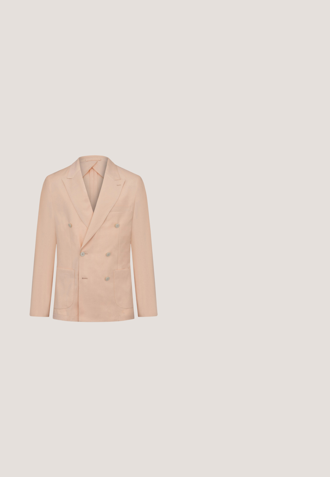 Beige dobbeltradet blazer med hakket revers, seks knapper, to forlommer med lap samt en brystlomme, vist på en hvid baggrund.; Hvid langærmet skjorte lavet af glat stof, med klassisk krave og knaplukning, i en struktureret pasform og en subtil glans.; Beige bukser med slim fit, der har en frontknaplukning, flad frontdesign og lige ben, lavet af glat bomuldsblandingsstof.; Brune lædersko med en glat overflade, rund tå og fem snøreøjer. Har diskret syning og en lav hæl.; Marineblåt slips i silke med en glat tekstur og spids ende, kombineret med et lommetørklæde med et mørkt blomsterprint i blå og grønne nuancer.; Brun læderbælte med en struktureret overflade, der har en metalspænde med en vejrslidt sølvfarve og indgraveret mærkenavn.