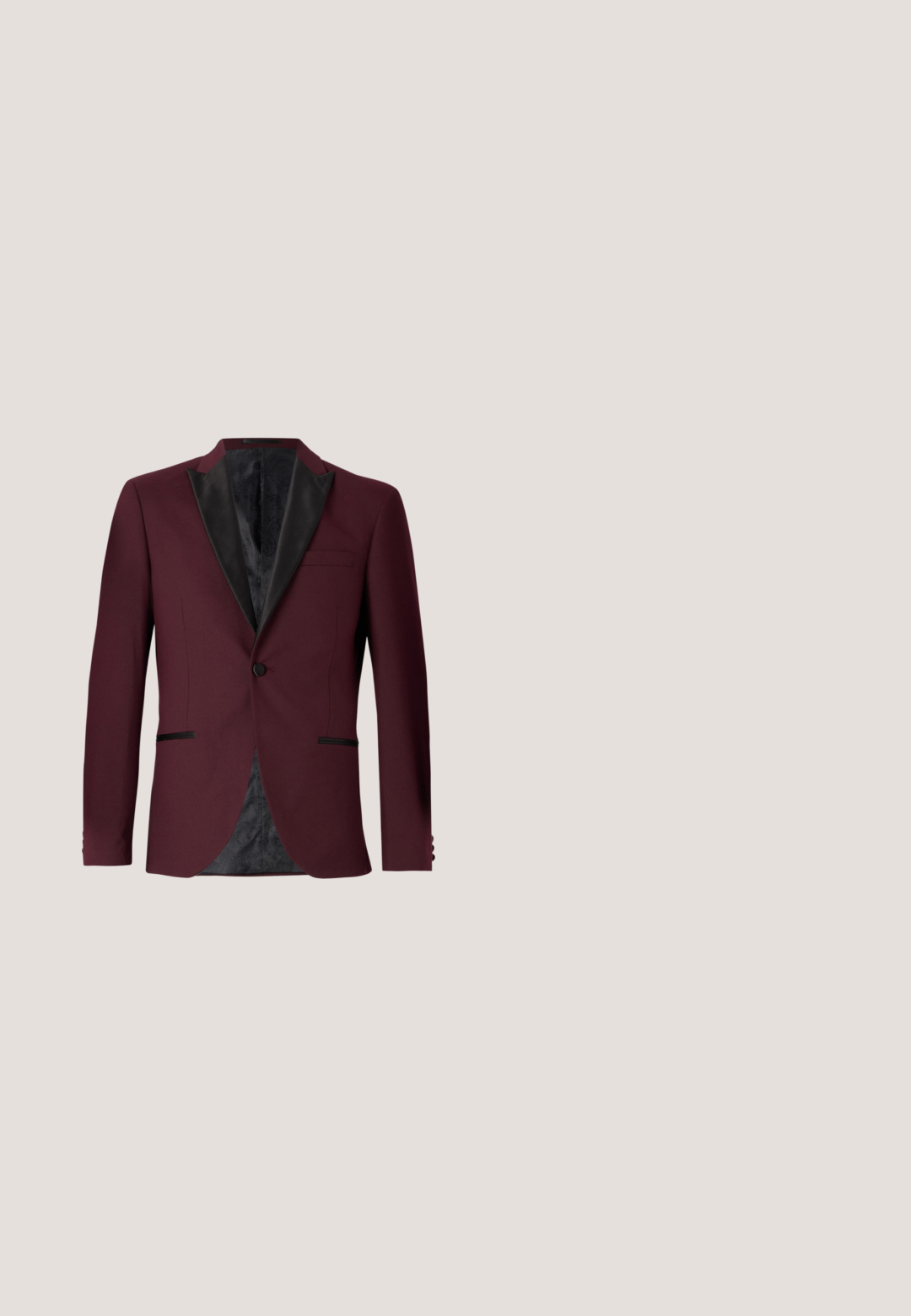 Burgundský blazer s čiernymi saténovými klopami, s jedným gombíkom, dvomi prednými vreckami a vzorovanou čiernou podšívkou. S priliehavým strihom a pevným tvarom.; Biela košeľa s dlhým rukávom so štandardným golierom. Má námornícke modré gombíky a kontrastný vnútorný golier. Hladká bavlnená látka.; Čierne nohavice vyrobené z hladkej tkaniny s elastickým pásom, s rovnými nohavicami, prednými sklady a obrúbenými spodkami. Jednoduchý a univerzálny dizajn.; Tmavomodrá kožená spoločenská obuv s elegantnou špicatou špičkou a textúrovaným vzorom krokodílej kože. Má šnurovací dizajn a jemné detaily na podrážke.; Čierny saténový motýlik s hladkou textúrou, umiestnený v strede bielej košele s ostrým golierom a priehľadnými gombíkmi.; Čierny kožený opasok zvinutý s matným čiernym obdĺžnikovým kovovým prackou a s dvoma pútkami na bielom pozadí.