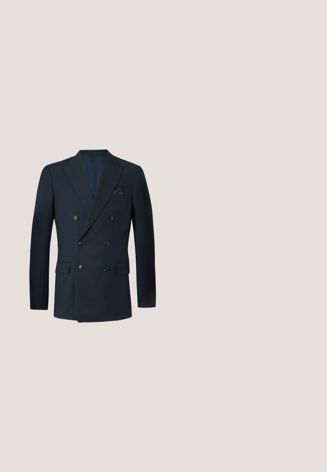Blazer navy de doble botonadura hecho de tejido texturizado, con seis botones negros, dos bolsillos delanteros y un bolsillo en el pecho con un pañuelo de seda.; Chaleco de punto sin mangas en azul marino con patrón de cuadrícula texturizada en verde y cuello en V, exhibido plano sobre un fondo claro.; Camisa blanca de manga larga con botones, cuello y pequeño logotipo bordado en el pecho izquierdo, colocada plana sobre fondo liso.; Pantalones chinos beige de pierna recta con trabillas para cinturón, cierre delantero con botón y cremallera, y bolsillos laterales, colocados planos sobre un fondo blanco.; Mocasines de cuero negro con un acento de borlas, punta redondeada y un acabado suave. La suela es plana con un patrón de relieve mínimo.; Pañuelo de seda azul marino con lunares blancos y un logo rojo de la bandera Polo bordado en una esquina, extendido plano con un pliegue.