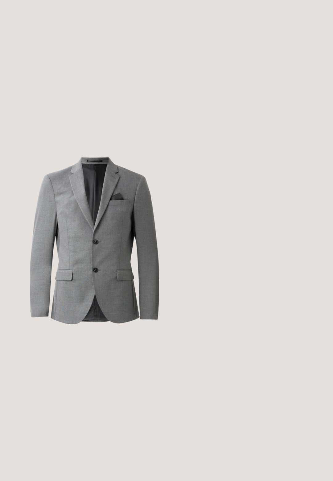 Grå blazer med tekstureret stof, enkeltknappet design, to forlommer og en slank krave med hakker. Inkluderer en lommefyr.; Hvid skjorte med lange ærmer, knaplukning, spids krave og knapper ved manchetterne, vist på en ensfarvet hvid baggrund.; Grå formelle bukser med frontfolder, sidelommer, bæltestropper og knaplukning i taljen mod en hvid baggrund.; Sort læderloafer med metalbrandskilt hvilende nær et brunt rundt bord på beige tæppe.; Sort lædertaske med struktureret overflade, doble håndtag og en aftagelig skulderrem. Har sølvfarvede lynlåse og minimalistiske designelementer.; Sort læderbælte med en glat tekstur og en rektangulær metalspænde, der har et enkelt design uden synlige mønstre eller accenter.