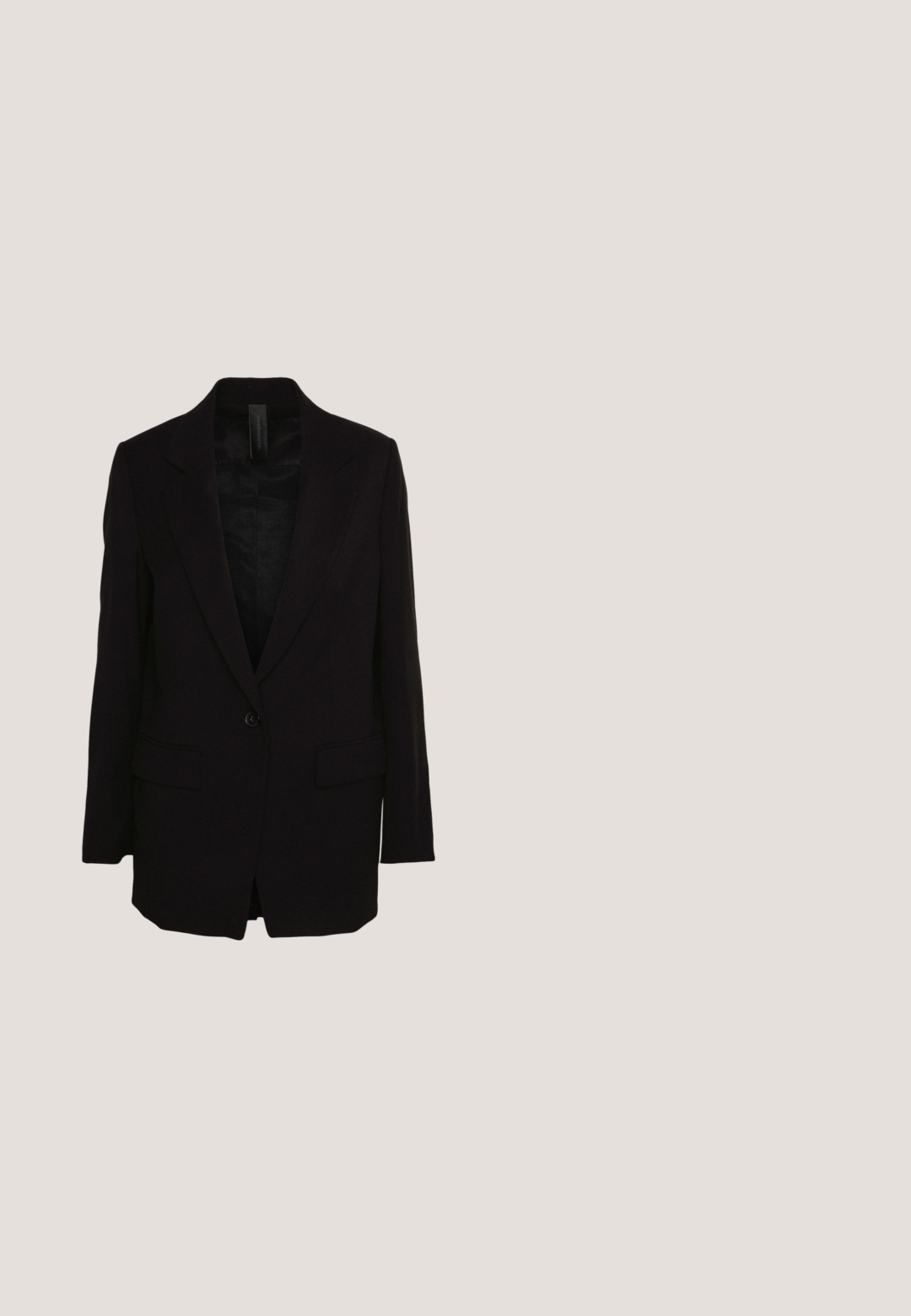 Sorte blazer med slagkrave, enkelt knaplukning, to forlommer og et struktureret stof. Skræddersyet fit med lange ærmer.; Langærmet sort og hvidt vandret stribet ribbet skjorte med rund halsudskæring og bølgede kanter på ærmer og kant.; Sorte skræddersyede bukser med lige ben, højtaljet, med pressefolder og en glat stofstruktur.; Sort spids læder mule med lav hæl og dekorative sølv blomsterknapper på en øverste rem.; Sort læder halvmåne taske med guld hardware, lynlåslukning, kædestrop, præget logo foran og dobbelte top-håndtag.; Guldtonede øreringe med et snoet design. De har to sfæriske elementer, hver med en bølget tekstur og en poleret overflade.