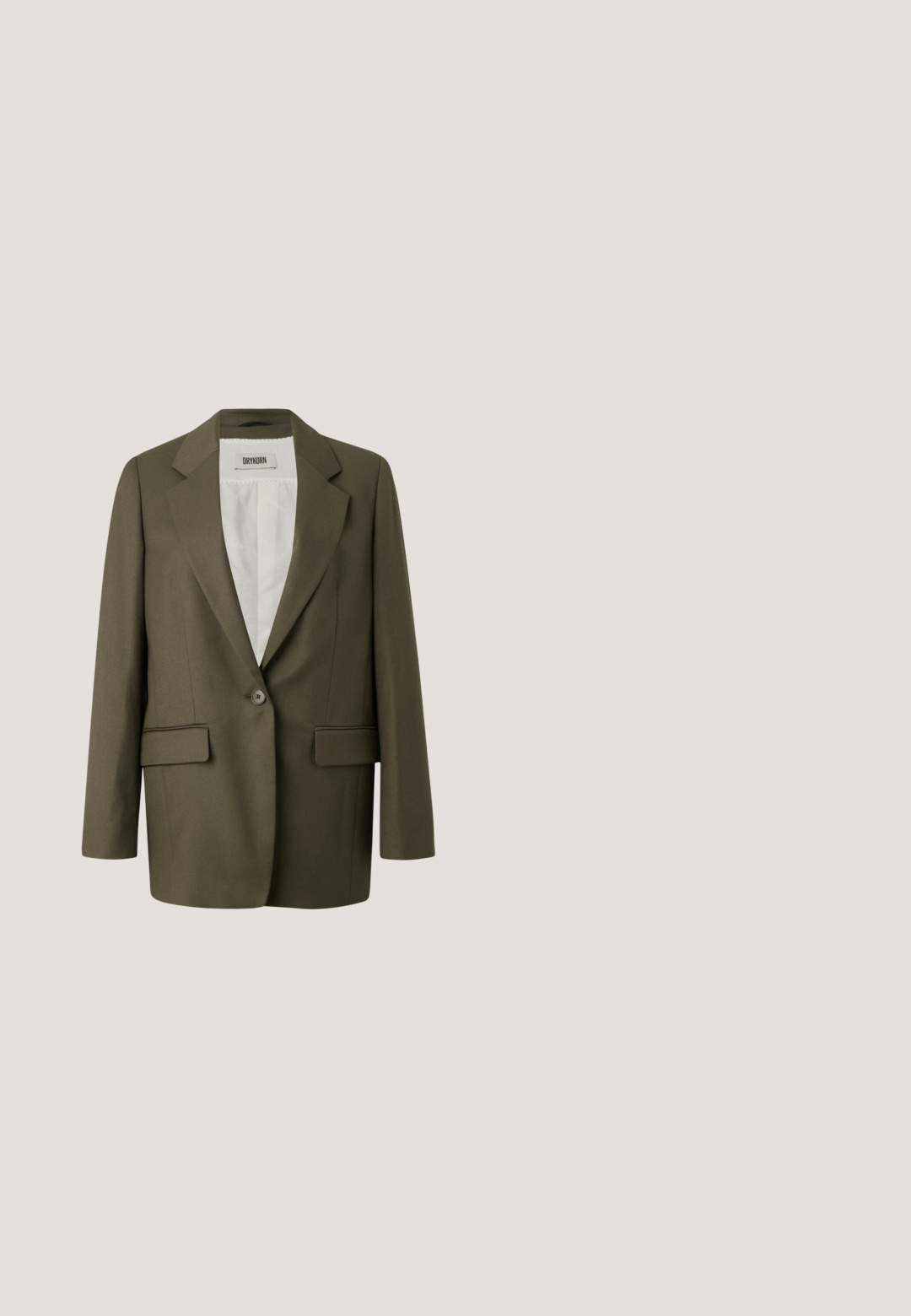 Blazer verde oliva con cierre de un solo botón, solapas muesca, dos bolsillos frontales y una tela suave y estructurada. El forro interior es blanco.; Vestido sin mangas de color verde oliva con escote en V, costuras visibles y cierre de cremallera en la parte trasera del cuello, etiqueta interior con la palabra "DAY."; Pantalones de color marrón y verde con un diseño de hojas, de corte ajustado, con una textura suave y sin cremalleras ni bolsillos visibles.; Zapato de salón de cuero marrón oscuro con punta en pico, tacón fino de altura media y pequeño adorno dorado cerca de la punta.; Bolso bandolera de cuero verde oliva oscuro con herrajes dorados, asa superior, correa ajustable y solapa frontal con detalle de hebilla.; Dos pendientes de aro dorados brillantes en un diseño curvado, con acentos naranjas cerca del poste, sobre un fondo blanco liso.