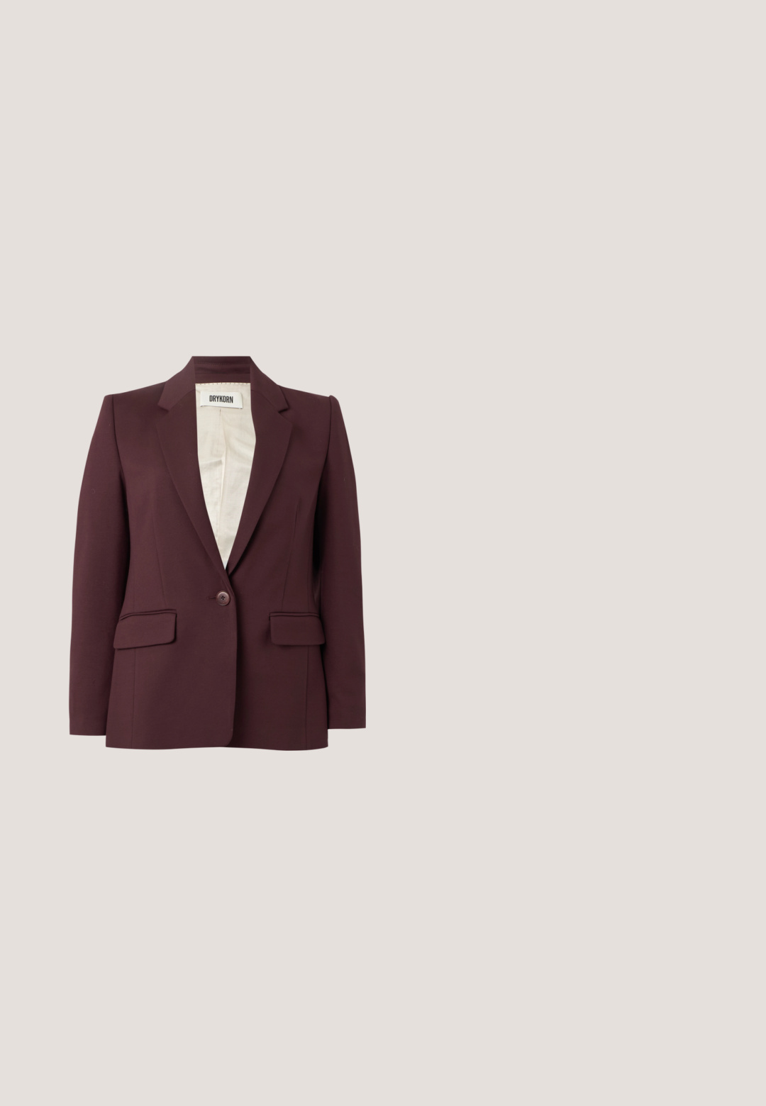 Enkeltknappet mørk blommelilla blazer med notched revers, lange ærmer, to forlommer med klap og enkelt knaplukning.; Ærmeløs mørkelilla tætsiddende tanktop med rund halsudskæring og subtilt logo nær kanten, vist på en ensfarvet lys baggrund.; Vinrøde bukser i imiteret læder med en slank pasform, der har en glat tekstur, lige ben-design og ingen synlige hardware eller accenter.; Ballethæle i bordeaux laklæder med spids tå og en dekorativ lilla sløjfe på forfoden; flad såldesign.; Bordeaux lædertaske med en blød, krøllet tekstur, en sort justerbar rem og lynlåslukning. Har et diskret logo i bunden.; Par sølvøreringe i metal med åbent trådburdesign og glatte, centrale ovale former, der kaster buede skygger på en hvid baggrund.