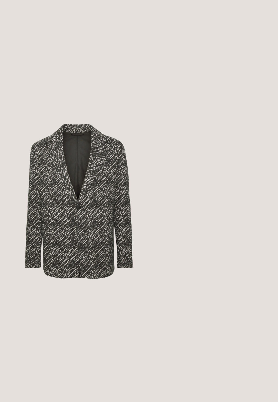 DRYKORN KEBY - Veste de costume - black; Chemise noire à manches longues, col boutonné et fermeture par boutons à l'avant. Texture de tissu lisse avec ourlet incurvé et détails de boutons contrastants.; Chinos en coton noir avec une coupe slim, dotés d'une taille standard, de poches avant et d'une poche arrière unique. Texture lisse et minimalisme dans les détails.; Mocassin en cuir noir avec petit talon, bout arrondi et pompons décoratifs sur le dessus, présenté en profil latéral sur fond blanc.; Sac en cuir noir avec surface texturée, deux poignées et une bandoulière amovible. Il présente des fermetures éclair en argent et des éléments de design minimalistes.; Ceinture en cuir noir avec une finition brillante ; elle présente une boucle en métal argenté avec un design à cadre rectangulaire et des bords lisses.