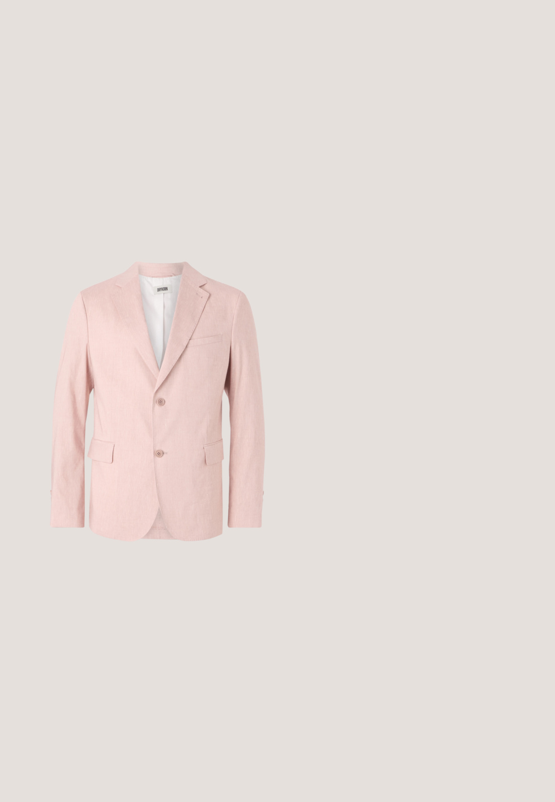 Blazer de color rosa claro hecho de una tela texturizada, con solapa de muesca, dos botones, dos bolsillos frontales y un solo bolsillo en el pecho.; Camisa de botón azul claro hecha de una tela con una textura sutil. Presenta mangas largas, un collar puntiagudo y botones blancos en el frente.; Pantalones ajustados negros con bolsillos delanteros, trabillas para cinturón y cierre de botón, mostrados sobre un fondo blanco.; Zapato de vestir de cuero negro con un acabado liso, punta redondeada y perforaciones decorativas. Cuenta con cinco ojales para cordones y una suela plana.; Bolso cruzado de cuero negro con superficie texturizada, bolsillo frontal con cremallera y correa de tela ajustable. Diseño cuadrado simple.; Cinturón de cuero negro enrollado con hebilla rectangular plateada y detalle sutil de costura roja cerca de la trabilla.