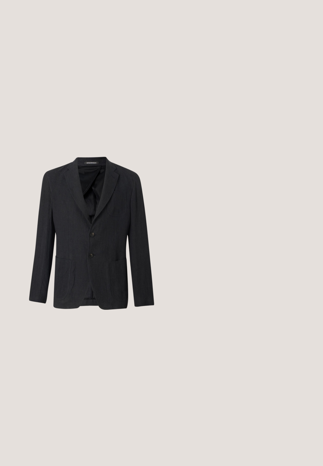 Mørkegrå blazer lavet af tekstureret stof, med en spids krave, to frontlommer og to knapper. Indersiden er foret i sort.; Sort turtleneck langærmet skjorte lavet af et glat stof med en tætsiddende design og en høj, tætsiddende krave. Ingen mønstre eller accenter synlige.; Sorte skræddersyede bukser med forreste læg, bæltestropper og knaplukning i taljen.; Sort lædersko med glat tekstur, spids tå og en dekorativ rem over vristen. Letvægts sål, minimalistisk design.; Klare, oversized solbriller med mørke linser, der har en kraftig rektangulær stel og strukturerede stangsnehverv. Fremstillet af transparent kunststof.; Sort læder crossbody taske med en tekstureret overflade, lynlåslomme foran og en justerbar stofrem. Enkel firkantet design.