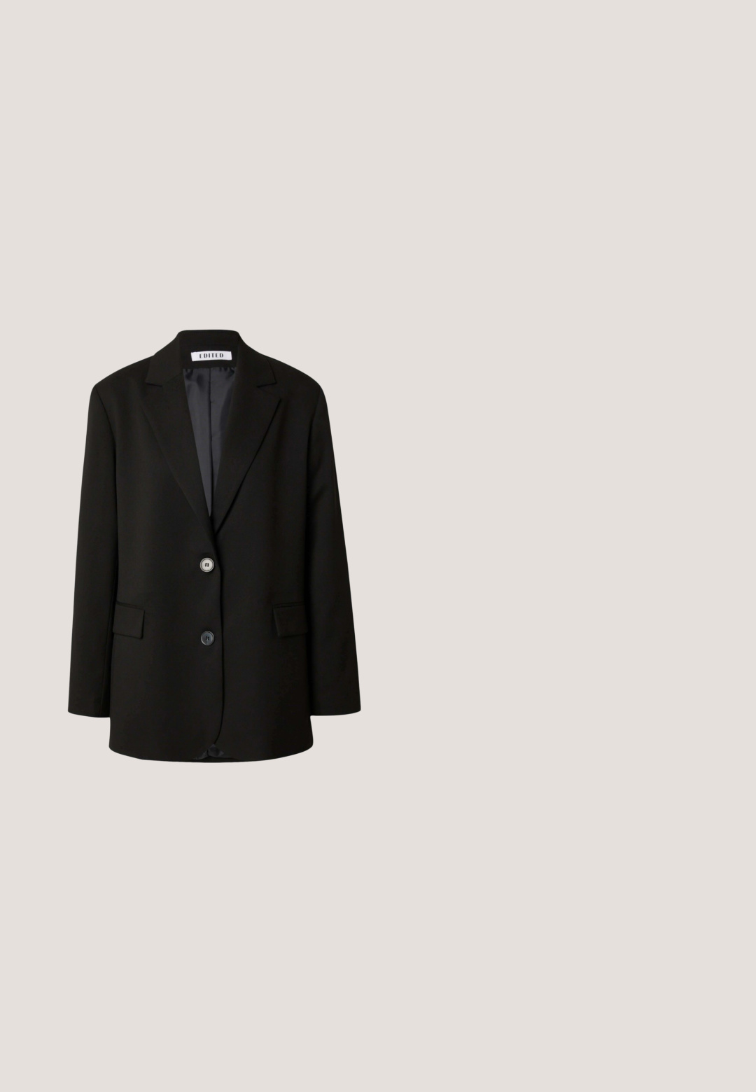 Zwarte blazer van soepel materiaal, met een gelapte revers, twee knopen en twee voorzakken voor een gestructureerde uitstraling.; Effen witte oversized T-shirt met korte mouwen, een ronde hals en een losse pasvorm.; Zwarte denim broek met wijde pijpen en een hoge taille, voorzien van voor- en achterzakken, gestikte naden en een knoopsluiting. Gladde textuur.; Zwarte leren enkellaars met elastische zijpanelen, een dikke rubberen zool en een tab aan de achterkant voor eenvoudig aan- en uittrekken. Glad textuur en minimale stiksels.; Zwarte rechthoekige leren crossbodytas met verstelbare riem en subtiel geprofileerd merklogo aan de voorkant.; Zilveren schakelketting met langwerpige ovale en rechthoekige schakels met een gepolijste afwerking en een gladde textuur, variërend in grootte.