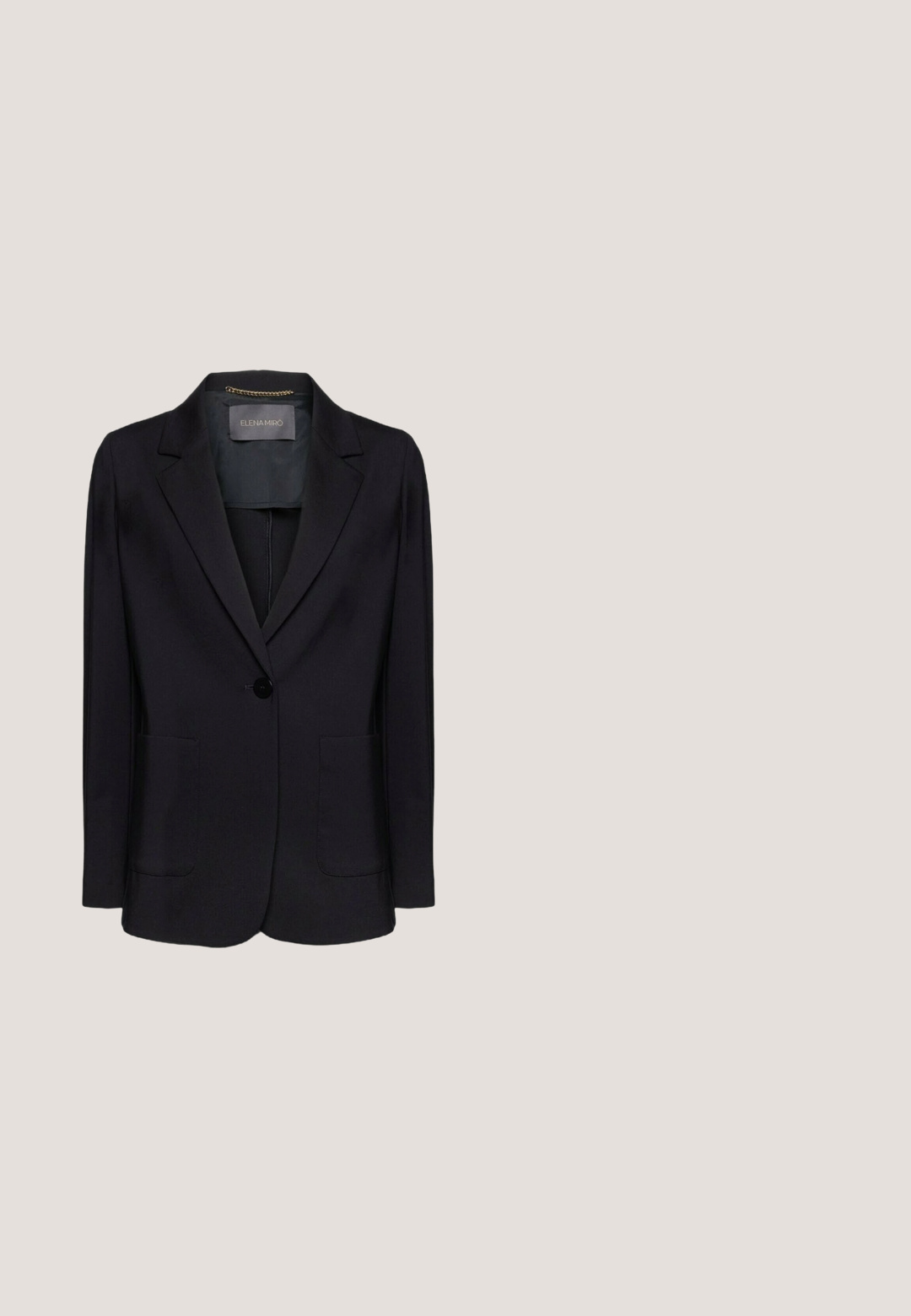 Blazer noir à coupe ajustée, fermeture à un bouton et deux poches avant. Tissu lisse avec un col cranté et des détails intérieurs subtils.; T-shirt noir à manches courtes en tissu doux avec un col rond. Design simple avec une coupe droite et sans motifs ni accents visibles.; Pantalons noirs ajustés avec une coupe près du corps, longueur cropped, coutures frontales discrètes et une fermeture éclair dissimulée à l'arrière.; Escarpin en daim noir à bout pointu avec un petit talon et un nœud décoratif à l'avant, présenté en profil latéral sur un fond blanc.; Sac à main en cuir noir avec un design structuré, doté d'une chaîne en or, d'un fermoir en métal et de détails de coutures verticales à l'avant.; Rosefield EMERALD DOTTED BRACELET - Bracelet - Gold-coloured