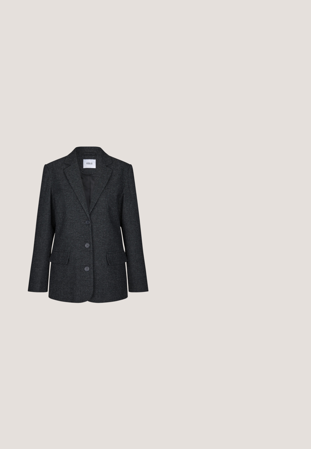 Envii ENCOOT  - Blazer - dark grey; Enkel lysegrå T-shirt med korte ærmer, løs pasform, rund halsudskæring og uden synlige logoer eller design, vist på hvid baggrund.; Kulkulgrå skræddersyede bukser med flad front, sidelommer og lige ben-design med en glat overflade.; Sorte læder ankelstøvler med spidse tæer, glat tekstur og en kraftig firkantet hæl. Enkelt design uden synlige detaljer eller mønstre.; Sort læder tote taske med to hanke, minimalistisk design, glat tekstur, med en lille metaldetalje i midten foran.; Et par glatte, skinnende sølvfarvede ovalformede genstande placeret side om side på en helt hvid baggrund.