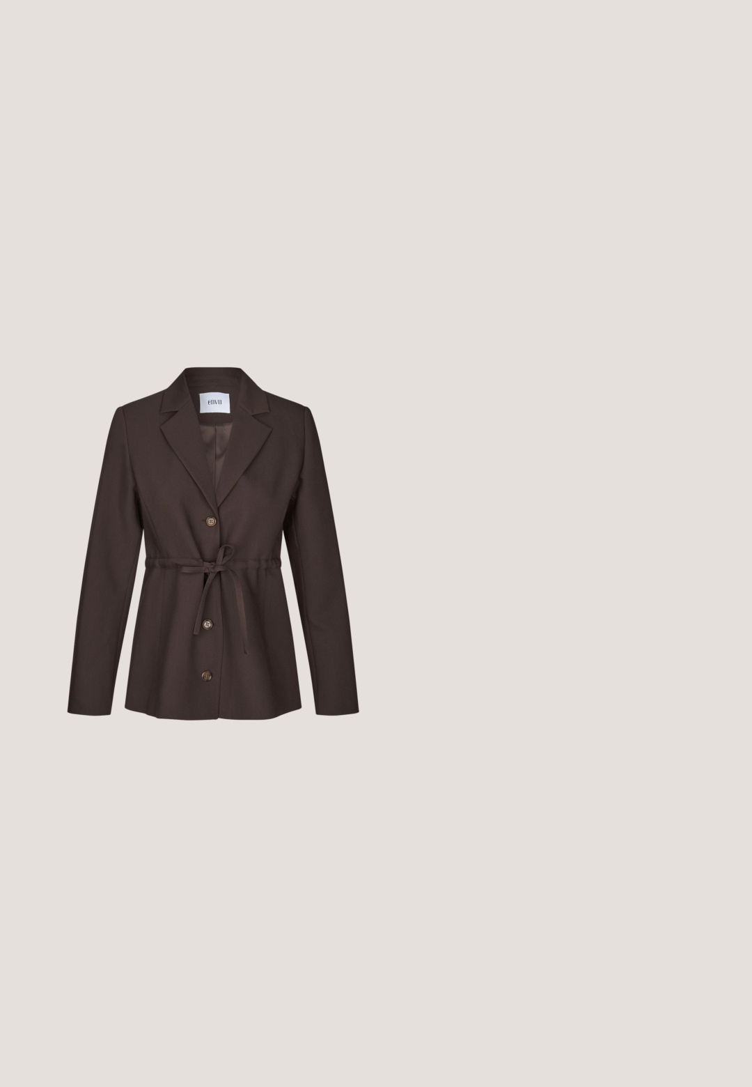 Envii ENAUSTION - Blazer - brown; Robe mini marron foncé sans manches avec fines bretelles spaghetti et encolure droite avec détail de tissu superposé.; Pantalon slim noir avec passants de ceinture et poignets sur fond blanc uni.; Chaussure à talon bordeaux brillant avec un bout arrondi et une sangle à la cheville, posée sur un fond uni.; Sac à main en cuir marron avec un design froncé, une bandoulière en chaîne dorée et une finition douce et texturée. Sa forme compacte est idéale pour une utilisation en soirée.; Ensemble collier et bracelet ton or avec motifs floraux et feuilles en cristal clair, tous deux avec fermoirs chaîne réglables sur fond blanc.