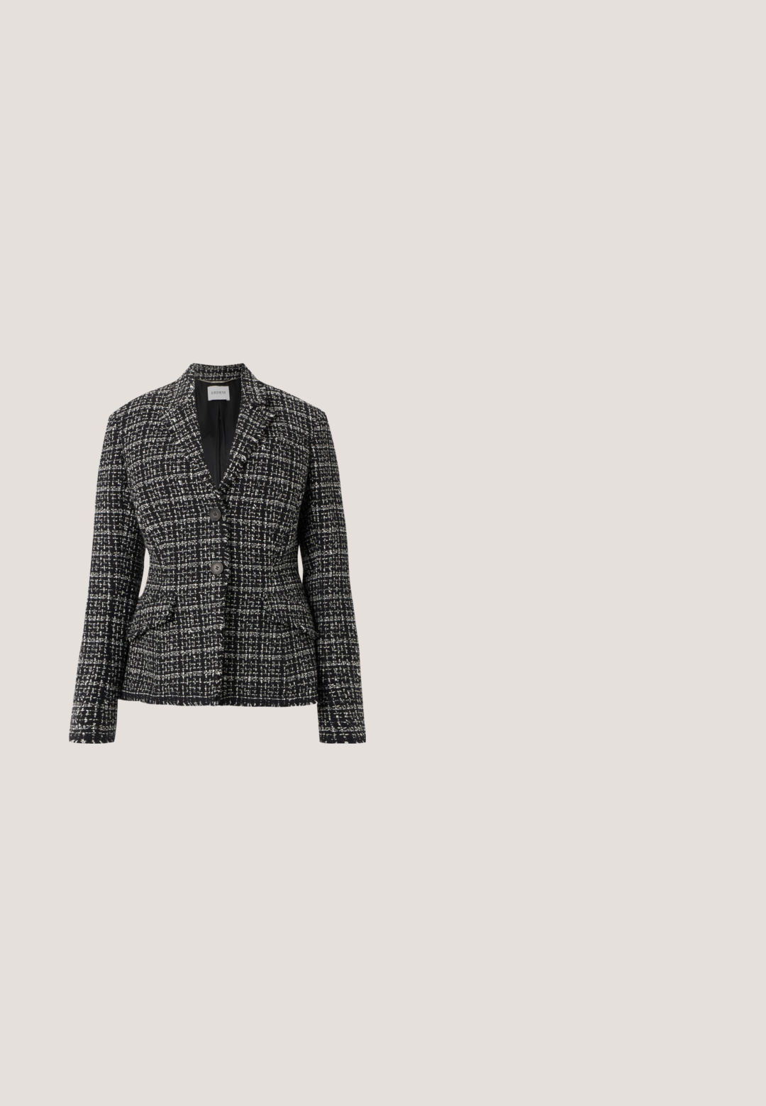 Zwart-witte tweed damesblazer met twee voorste knopen, notch reverskraag en twee klepzakken tegen een lichte achtergrond.; Mouwloos gebreid vest met grijs-wit argyle patroon, V-hals, knoopsluiting aan de voorkant en geribde afwerking aan kraag en zoom.; Roomkleurige blouse met een striksluiting bij de kraag, smokwerktekening en pofmouwen met knoopmanchetten. Soepele stof, ontspannen pasvorm.; Zwarte geplooide rok met een aangesloten tailleband en een vloerlength ontwerp. Gemaakt van lichte stof met een gladde textuur.; Donkerbruine leren loafer met een lage hak en een gouden metalen gesp detail bovenop, weergegeven in zijaanzicht op een witte achtergrond.; Bruine leren boodschappentas met verstelbare schouderriem, voorklep die wordt vastgezet door twee gespsluitingen en zilverkleurige klinknagel-details.