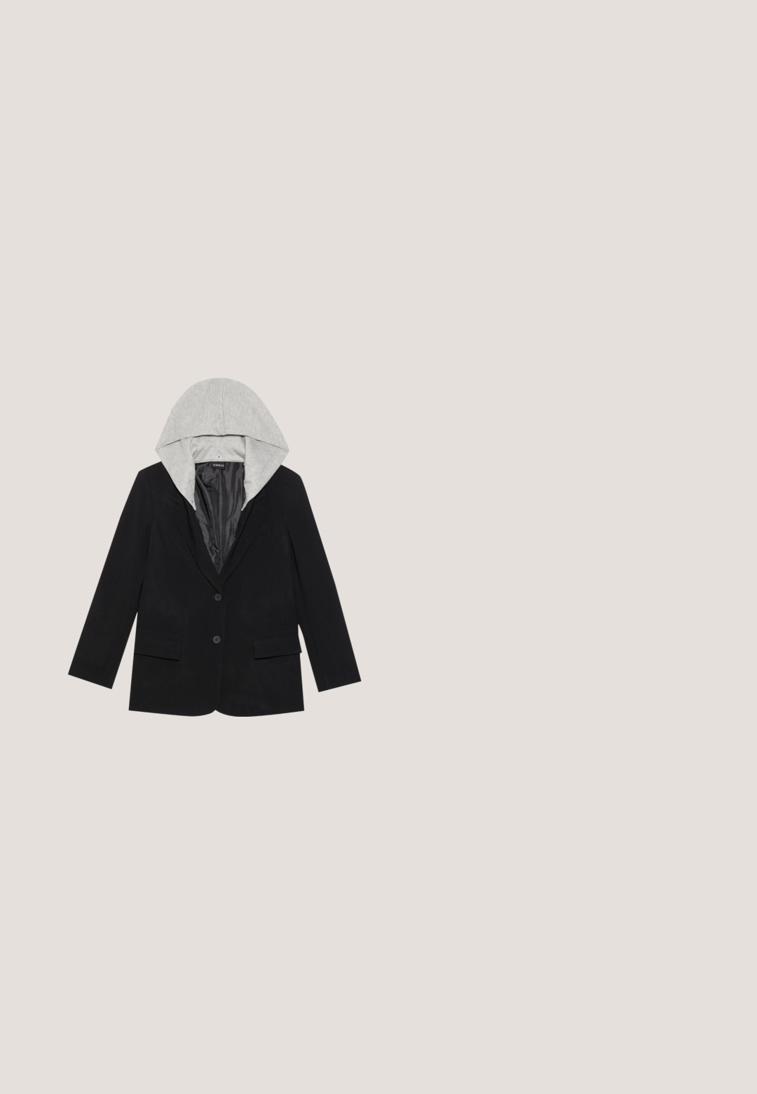 Sort blazer med to forlommer, enkelt knaplukning og aftagelig grå hætte. Blødt stof med en glat inderside.; Grøn bluse med et struktureret chevron-mønster, lange ærmer, rund halsudskæring og en let løs pasform med indsamlede manchetter.; Rødt midi-nederdel med hvid paisley-bandana-tryk og let flare ved kanten, vist fladt på en hvid baggrund.; Koi Footwear SHACKLED SHADOWS HEAVY DUTY CHAIN - Cowboy- / bikerstøvlette - black; Sort læderhåndtaske med en glat tekstur, rektangulær form og et rundt håndtag. Har en gylden lynlås og subtil branding på fronten.; Sort læderbælte med et firkantet sølvspænde prydet med glitrende runde krystaller. Glat tekstur med et minimalistisk design.