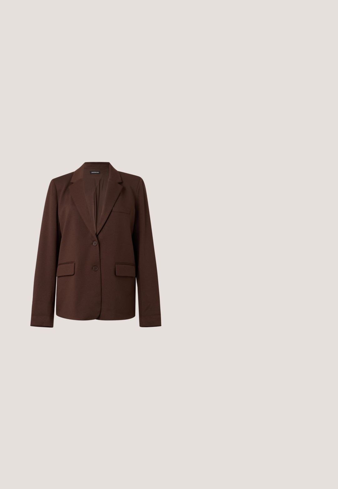 Bruine op maat gemaakte blazer met ingesneden revers, twee voorzakken met klep, een borstzak en een sluiting met twee knopen op een witte achtergrond.; Mouwloze bruine top met asymmetrische halslijn en gedrapeerd stofdetail op één schouder, getailleerde pasvorm.; Donkerbruine rechte broek met riemlussen en een vooraan trekkoordsluiting, weergegeven op een effen lichte achtergrond.; Slingback hoge hakken met luipaardprint, een spitse neus, zwarte glanzende hak en verstelbare enkelband. Zacht materiaal met een gestructureerde afwerking.; Bruine leren handtas met een geaccentueerd ontwerp, gouden kettinghengsel en een zachte, textuurafwerking. Compacte vorm geschikt voor avondgebruik.; Gouden oorringen met een gestructureerd ontwerp en duidelijke strassaccenten. Cirkelvormig met een glad, gepolijst oppervlak.