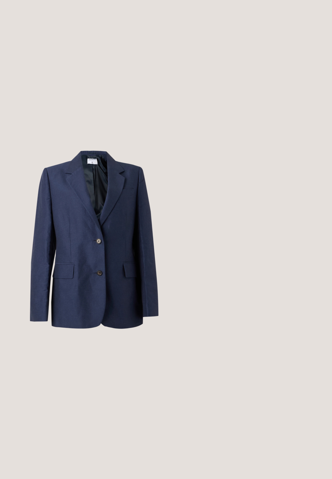 Blazer bleu marine ajusté avec revers crantés, deux boutons devant, poches à rabat et doublure intérieure noire, présenté sur fond blanc.; Chemise à manches longues rayée en crème et bleu marine, avec un col rond et une silhouette ajustée. Texture douce et lisse avec élasticité.; Esprit Collection PLEATED CULOTTE - Pantalon classique - sand; Mocassins en cuir marron avec une texture crocodile, présentant un talon bas et un design à bout pointu. Coutures d'accent le long des bords.; Foulard en soie avec un fond beige et des motifs foncés en forme de rayons de soleil, noué lâchement avec une bordure foncée le long des bords.; Sac tote en cuir marron avec deux longues poignées, une texture lisse et un design minimaliste. Comprend des coutures discrètes et une fermeture éclair.