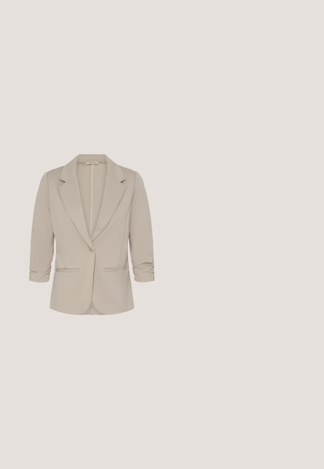 Beige skræddersyet blazer med rynkede trekvartærmer, kløftede revers, enkelt knaplukning og to forlommer med kant.; Beige T-shirt med korte ærmer lavet af blødt stof. Har rund halsudskæring og en afslappet pasform uden synlige mønstre eller pynt.; Beige bukser med tynde, lodrette brune striber, forreste knap- og lynlåslukning samt bæltestropper.; Beige læderballetsko med sorte patentlæderkapper og hælaccent. Lav hæl og glat tekstur med afrundede kanter.; Beige blød læder skuldertaske med plisseret frontdesign og justerbar rem med sølv metal spænder.; Guld armbånd med sammenkoblede ovalformede glatte segmenter, der danner et åbent, fleksibelt cirkulært bånd.
