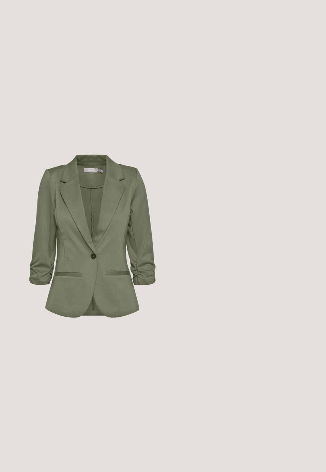 Blazer vert olive avec un design ajusté, des revers structurés, des manches trois-quarts et deux poches avant. Tissu doux avec une texture lisse.; Haut à col roulé sans manches en tissu côtelé de couleur vert foncé. Caractéristiques : un col haut, une texture lisse et une coupe ajustée.; Pantalons cropped vert olive avec une taille côtelée, des plis à l'avant et une texture lisse, présentant un design de jambe fuselée.; Baskets vert olive avec une tige en suède texturé et en mesh, dotées d'une semelle en caoutchouc épaisse et de coutures détaillées sur les côtés.; Sac à épaule en cuir vert olive avec rabat pliable, quincaillerie dorée et une sangle réglable marron. Affiche le nom de la marque "bugatti" en relief.; Paire de boucles d'oreilles créoles dorées texturées avec des bords irréguliers ondulés et une finition brillante sur fond blanc.