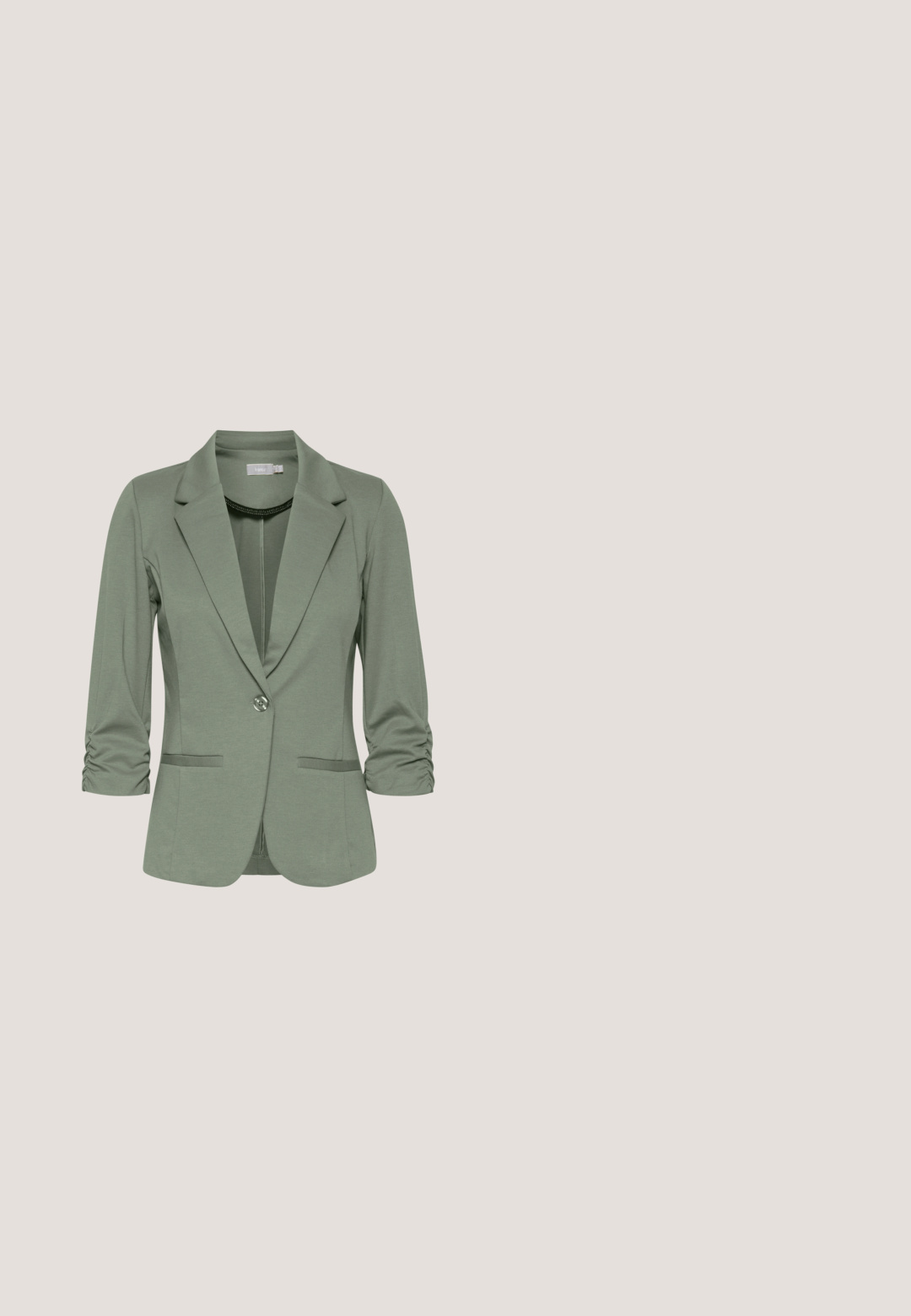 Blazer vert extensible avec un col cranté, fermeture à un bouton, et manches trois-quarts froncées. Comprend deux poches avant.; T-shirt blanc à manches courtes, en coton doux, avec un col rond et une poche sur la poitrine à gauche. Texture lisse, coupe classique.; Pantalon vert clair à jambe droite avec passants de ceinture, poches latérales et fermeture à bouton sur la taille.; Sandale blanche à talon haut avec un talon bloc, deux brides à l'avant et une bride cheville avec une boucle dorée sur un fond uni.; Sculpture en métal de couleur dorée avec une surface lisse et brillante. Présente une forme distinctement arrondie et une découpe circulaire ouverte.; Boucles d'oreilles en ton argent, au design en anneau torsadé, présentant une surface texturée et des détails nervurés, sécurisées par une fermeture à tige.