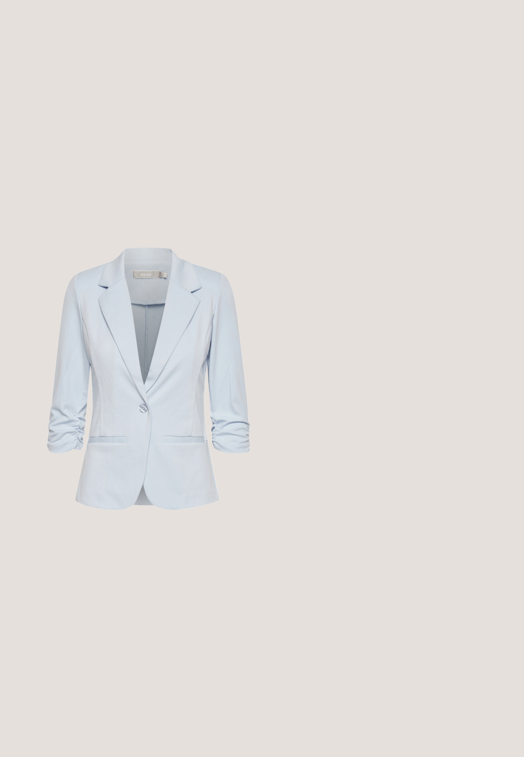 Helleblaue Blazer mit Reverskragen, Dreiviertelärmeln, einer Knopfverschluss und zwei vorderen Taschen; glattes Material.; Strick-Cardigan in Cremefarbe mit langen Ärmeln, rundem Ausschnitt und fünf dunklen Knöpfen vorne.; Hellgrüne Kurzarmbluse mit Rüschkragen, Spitzenbesatz, Biesen-Details vorne und Flatterärmeln, dargestellt auf weißem Hintergrund.; Langer, taillierter Rock mit einem mehrfarbigen Druck von Sonnen, Monden und kunstvollen Mustern auf einem strukturierten türkisfarbenen Hintergrund.; Weiße Ballerina mit vorn gekreuzten Schnürsenkeln und Fesselband, flacher Sohle und rundem Zeh, seitlich gezeigt.; Beige gewebte Handtasche mit abgerundeter Form, ausgestattet mit einem Griff aus cremefarbenem Leder und einem verstellbaren Schulterriemen mit goldfarbener Schnallendetail.