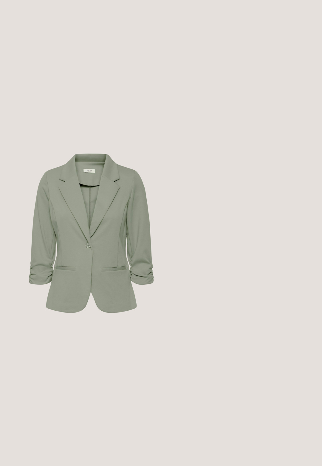 Hellgrünes Blazer mit tailliertem Design, Reverskragen, Ein-Knopf-Verschluss, hochgerollten Ärmeln und zwei Fronttaschen. Glatte Gewebe-Oberfläche.; Gestreiftes Tanktop in Weiß und Olivgrün, gerippte Textur, ärmelloses Design, runder Ausschnitt, körpernahe Form, minimalistische Stilrichtung.; Hellgrüne, kurz geschnittene Hose mit weicher Textur, die über umgeschlagene Säume und Frontfalten verfügt, entworfen für Komfort und Freizeitkleidung.; Beige Sport Schuhe mit einem strukturierten Mesh-Obermaterial, glattem Gummisohle und minimalistischer Gestaltung. Enthält Schnürverschluss vorne und gepolsterten Kragen.; Grüne Leder-Crossbody-Tasche mit einem Reißverschluss-Frontfach, verstellbarem Riemen und Quastenakzent, mit glatter Textur und geschwungenem Design.; Goldfarbiges Kettenarmband mit Karabinerverschluss und verstellbarer Verlängerungskette, mit einem kleinen runden Anhänger nahe dem Verschluss.