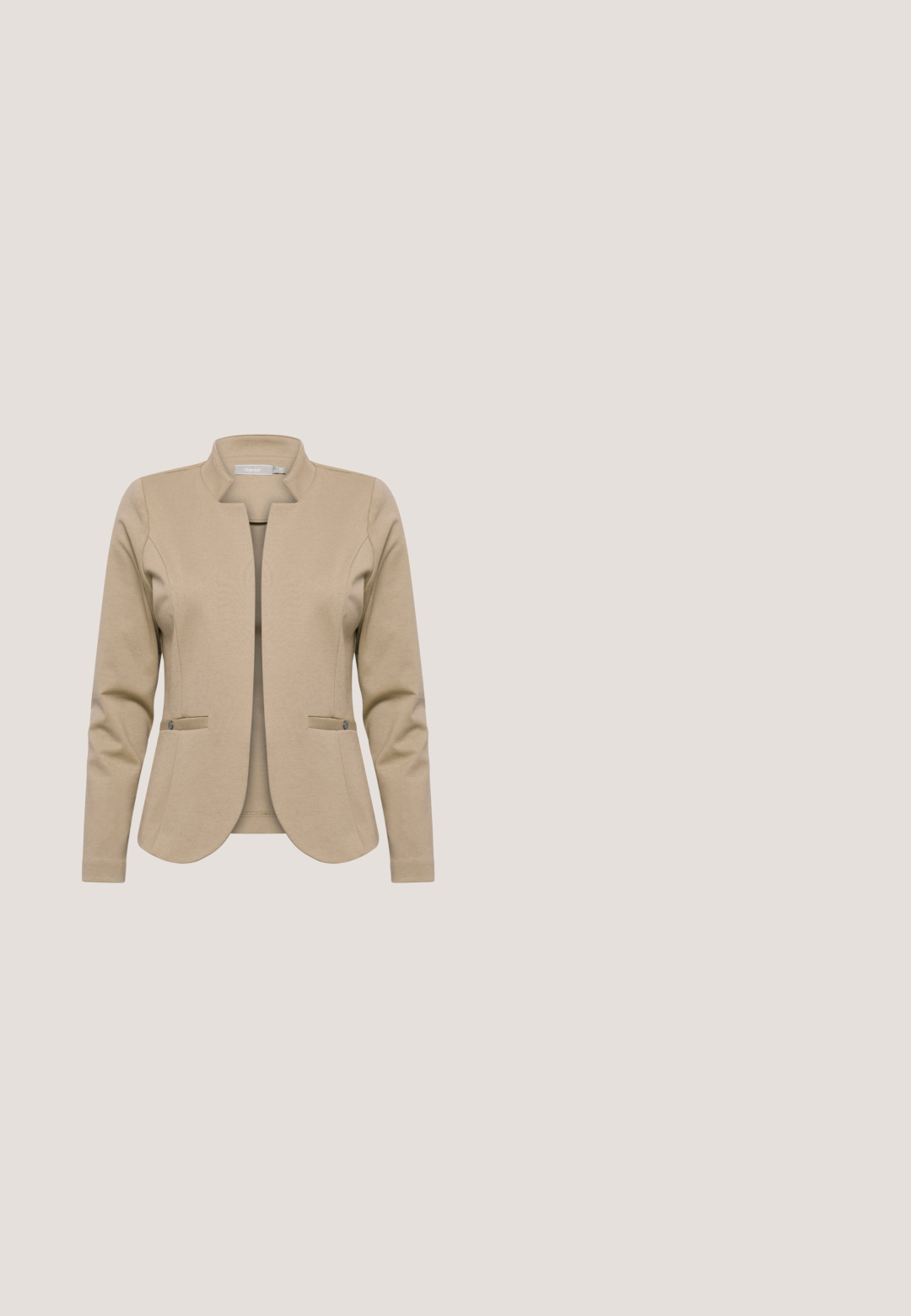 Beige blazer met een ronde kraag, lange mouwen en een getailleerde fit. Voorzien van twee voorzakken met knoopaccenten. Glad stofmateriaal.; Witte korte mouwen t-shirt van zachte katoen. Heeft een ronde halslijn en een subtiele logo detail op de linkerborst. Rechte pasvorm.; Losse, lichte broek in off-white met zwarte verticale strepen. Voorzien van een taillekoord en wijde benen voor extra comfort.; Beige sneakers met een mix van suède en mesh materialen, voorzien van een rubberen zool en gestructureerde accenten aan de laterale zijde.; Taupe leren crossbodytas met verstelbare riem en subtiel geperst merklogo op de voorkant.; Gouden slangenketting met een glad, flexibele ontwerp. Voorzien van een karabijnsluiting en een verstelbare lengte met een kleine tag als accent.