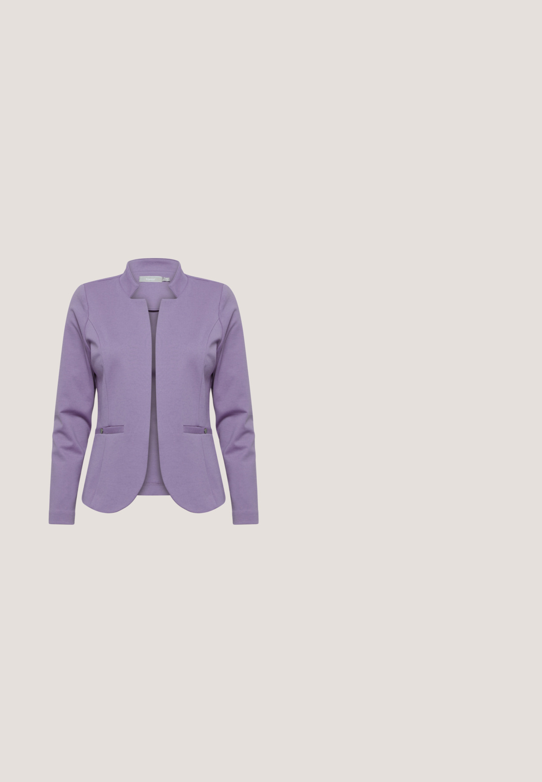 Blazer ajustado de lavanda con cuello redondo, dos bolsillos frontales, una textura suave y una silueta entallada. Presenta botones discretos.; Jersey de punto de manga corta color lila claro con cuello redondo, corte holgado y cuello y puños acanalados.; Pantalones cortos de lavanda clara hechos de una tela suave, con una cinturilla elástica y un corte relajado, presentando un diseño simple y sin adornos.; Zapatilla de perfil bajo con tela morada, ribete de ante beige, cordones verde oliva y una suela texturizada marrón claro, mostrando la vista lateral del zapato.; Bolso de hombro de imitación de piel lila con forma curva, bolsillo con cremallera y correa ajustable que presenta la palabra "EXPATRIÉ" en un patrón sutil.; Pulsera de cadena dorada con pequeñas piedras moradas y un colgante central de luna creciente dorada, con cierre ajustable.