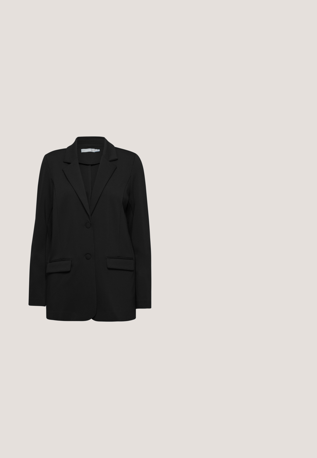Zwarte blazer met een geknipt revers, twee knopen en twee voorzakken. Gemaakt van gladde stof met een gestructureerde pasvorm en lange mouwen.; Zwarte geribde top met korte mouwen en een V-hals ontwerp, met een getailleerde pasvorm en een gladde textuur. Eenvoudig en veelzijdig te combineren.; Zwart-witte wijde broek met een geometrisch patroon van hexagonale ontwerpen. Gemaakt van lichtgewicht stof. Elastische tailleband.; Zwarte slingback pumps met hoge hak, spits toelopende neus, bovenwerk van kant en verstelbare gesp op witte achtergrond.; Zwarte geweven clutch met gouden sluiting en polsband, rechthoekige vorm met gestructureerd oppervlak op witte achtergrond.; Oorbellen van metaal met een goudtint, gevormd als gedraaide linten die in knopen zijn gestrikt, met een gladde, gepolijste afwerking en een creoolstijl.