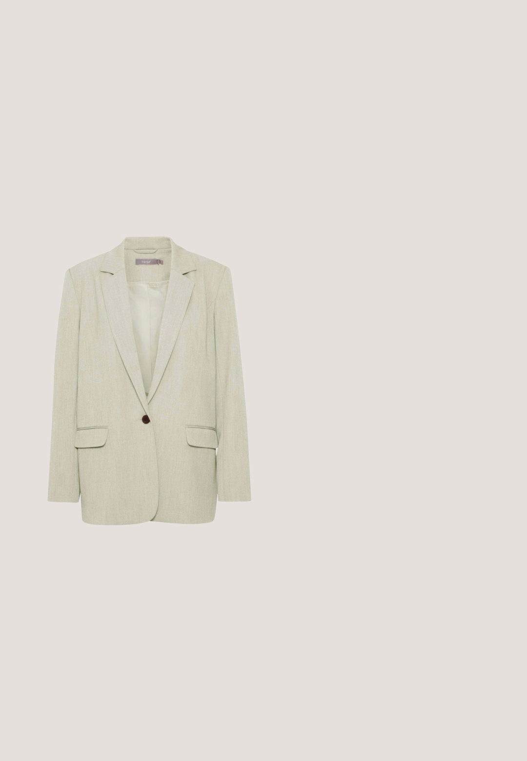 Hellbeige Blazer aus strukturiertem Stoff, mit Reverskragen, einer Knopfverschluss und zwei vorderen Taschen.; Weißer Kurzarmpullover mit strukturiertem Strickmuster und kleinen Ösen, Rundhalsausschnitt und lässiger Passform. Weiches, leichtes Material.; Weiße weit geschnittene Hose aus einem leichten Stoff, mit einem elastischen Taillenbund und Kordelzug sowie zwei Seitentaschen.; Beige Veloursledersneaker mit weißen Lederakzenten, abgerundeter Spitze und strukturiertem Gummisohle. Verfügt über einen Reißverschlussverschluss und gestickte Details.; Cremefarbene Leder-Umhängetasche mit strukturierter Oberfläche. Verfügt über eine goldfarbene Metallverzierung und einen gemusterten Stoffriemen. Quadratische Form.; Beiger Satin-Haargummi mit weichem, gerafftem Stoff, der ein rundes Haaraccessoire vor weißem Hintergrund bildet.