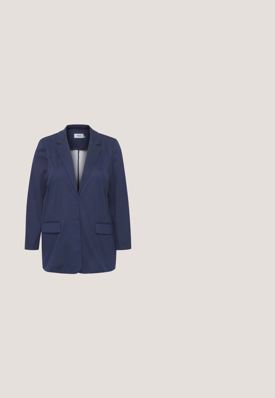 Blazer bleu marine avec une fermeture à un seul bouton, revers crantés, deux poches avant et manches longues. Tissu lisse avec un design classique et ajusté.; Pull en tricot rose pastel à manches courtes avec encolure ronde et ourlet et poignets côtelés, vue de face.; Pantalons gris ajustés en tissu lisse. Comprend une fermeture à bouton, des passants de ceinture, et des jambes fuselées avec un ourlet retroussé.; Baskets décontractées bleu clair avec une bande blanche sur le côté, une semelle beige, des lacets blancs et une doublure intérieure à carreaux bleus, vues de profil gauche.; Sac à main en cuir bleu au design structuré, avec une fermeture éclair en argent, une bandoulière ajustable et un panneau arrière en contraste bleu marine.; Boucles d'oreilles à clou en métal doré avec des formes carrées irrégulières et ondulées, une surface brillante et texturée sur un fond clair uni.