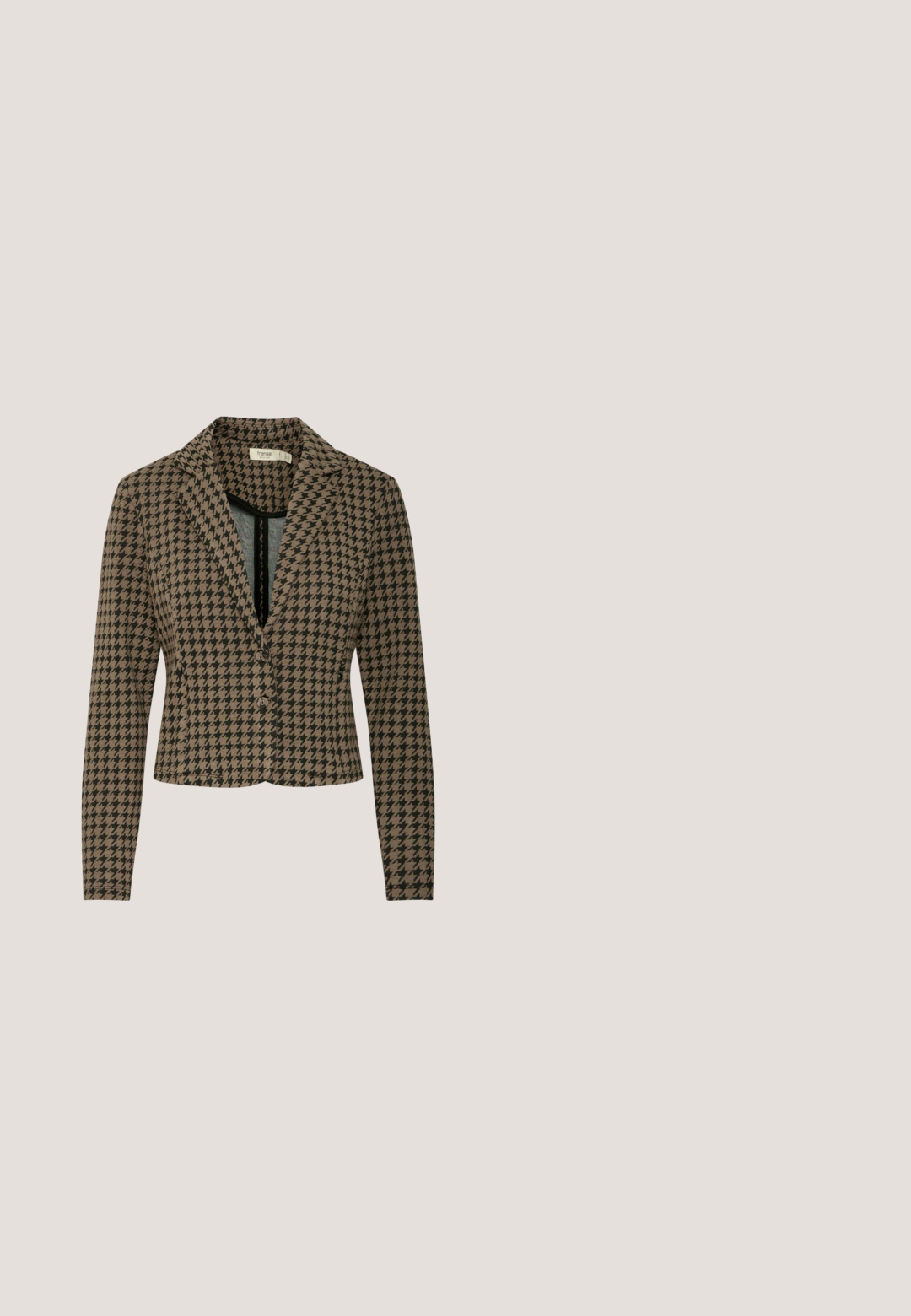 Bruine en zwarte houndstooth blazer met reverskraag, enkele knoopsluiting en lange mouwen; gemaakt van gestructureerde stof.; Gebreide polo met korte mouwen en horizontale bruine, crèmekleurige en zwarte strepen, geribde structuur, kraag en drie knopen op de voorzijde.; Geverfde broek in beige, rood en marineblauw. Ruime snit met een op maat gemaakte taille en plooien, voorzien van een gestructureerde stofafwerking.; Tan slingback hoge hak schoen met pointed toe, glad leer materiaal, decoratieve strik met gouden accenten en verstelbare band.; Beige Guess-handtas met monogrampatroon, dubbele handvatten, afneembare schouderriem en hangende sleutelhanger.; Gouden hartvormige studoorbellen met aan de ene kant heldere rhinestones en aan de andere kant gegraveerd met "GUESS." Gladde afwerking, gepolijste oppervlakte.
