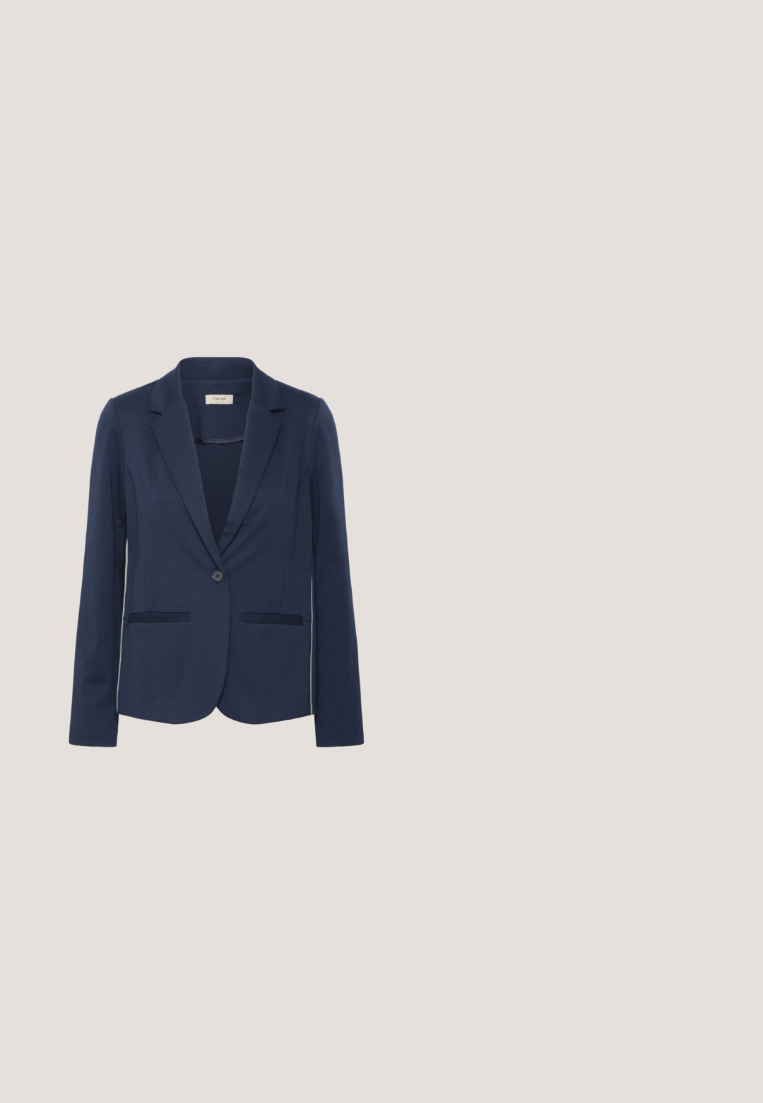 Fransa FRBlazer - Blejzer - noos dark peacoat; Námornícky modré a biele pruhované tričko s krátkym rukávom, zaobleným výstrihom a mierne zakriveným lemom. Vyrobené z mäkkej, priedušnej látky.; Námornícke modré zúžené nohavice s elastickým pásom, obsahujúce stredné prehyby, hladkú textúru a dĺžku po členky.; Námornícke modré semišové tenisky s bielym akcentom a tkaným vzorom, vybavené podrážkou z gumovej gumy a čiernymi šnúrkami. Logo viditeľné na boku.; Námorná taška s horizontálnymi béžovými pruhmi, široký obdĺžnikový tvar, dvojité vrchné rúčky a plátenný materiál pre trvanlivosť.; Zlaté kruhové náušnice s hladkým, lesklým povrchom. Výrazný zaoblený dizajn a bezšvíkové zapínanie s jemným zakrivením.