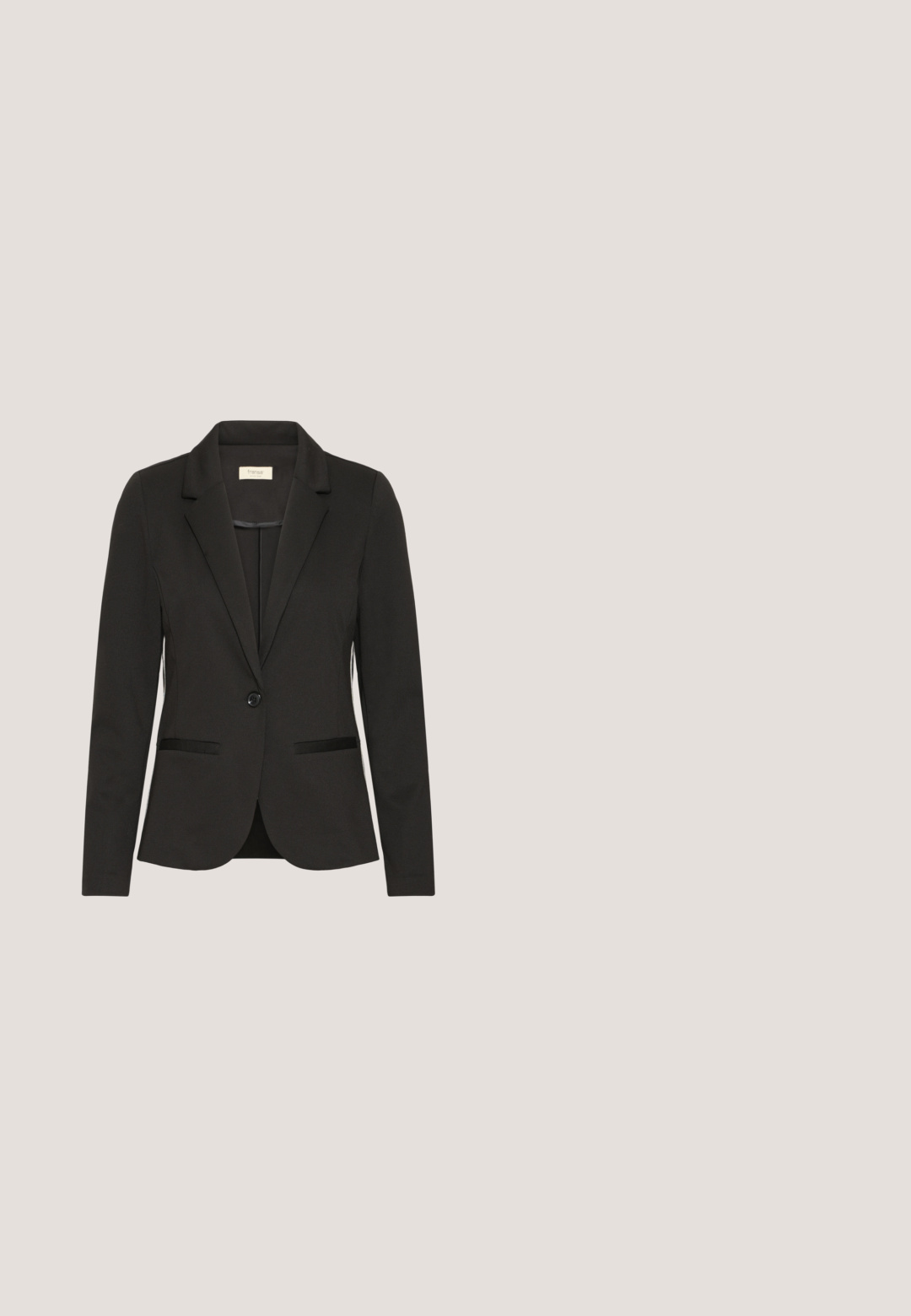 Fransa FRBlazer - Blazer - black; Camisa negra de manga larga hecha de tela suave, con cuello de camisa, cierre frontal de botones y dobladillo recto.; Pantalones negros de pierna recta con cinturilla, cierre de botón y bolsillos laterales, exhibidos sobre un fondo blanco.; Zapato de tacón alto negro con punta afilada, strap en el tobillo y tacón grueso. Hecho de material suave con un interior beige.; Bolso de cuero negro con cierre de solapa, herrajes dorados y costuras blancas. Cuenta con dos correas ajustables con hebillas y un emblema de abeja.; Un par de pendientes de oído rectangulares de oro, lisos y brillantes, con bordes ligeramente curvados sobre un fondo blanco.