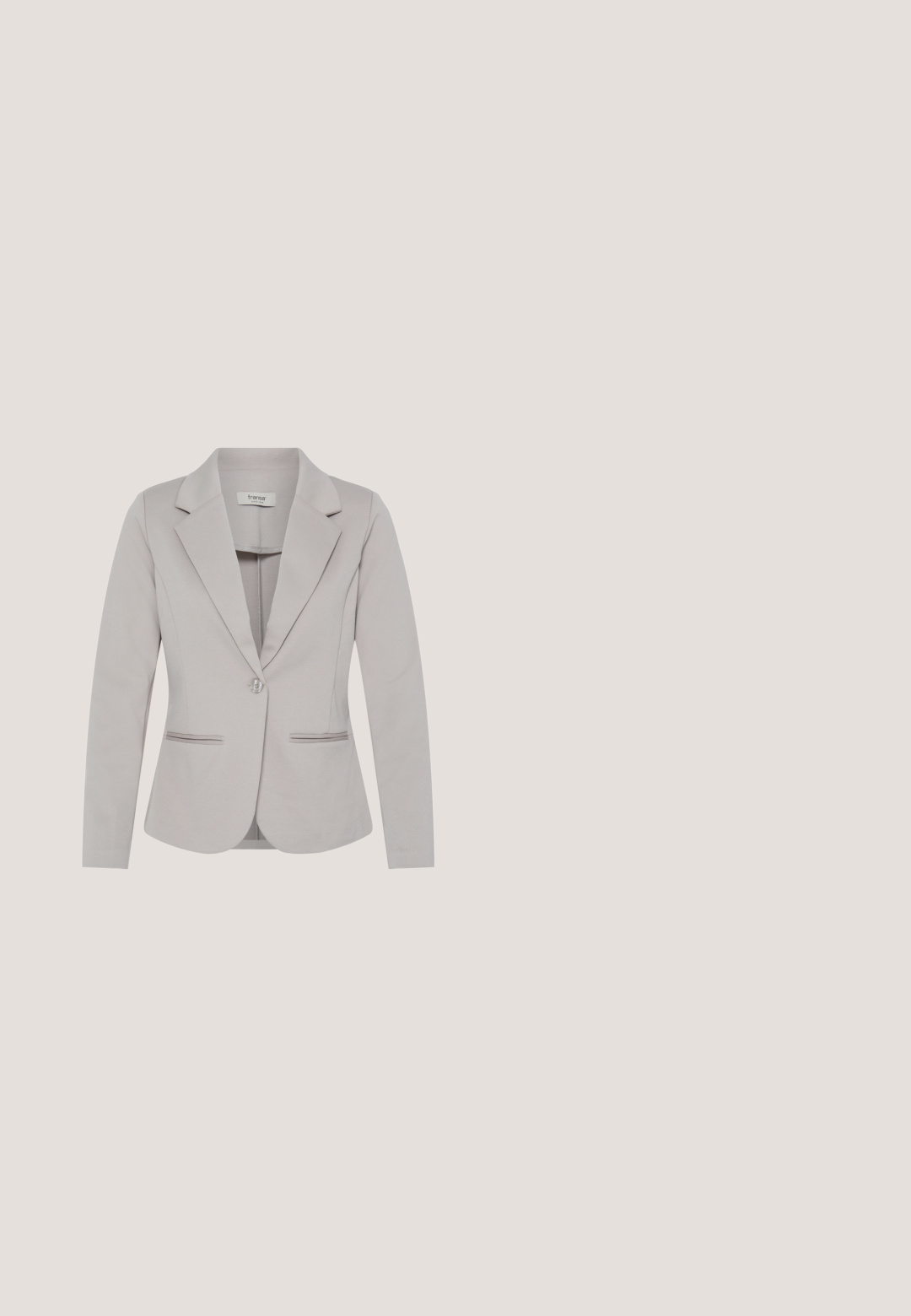 Hellgrauer Ein-Knopf-Blazer mit Reverskragen, langen Ärmeln und zwei vorderen Leistentaschen, dargestellt auf weißem Hintergrund.; Weißes Kurzarmoberteil mit V-Ausschnitt und lockerer Passform mit einem gerafften Saum. Glatter, leichter Stoff mit einer dezenten Textur.; Graue maßgeschneiderte Hosen mit geradem Bein, glatter Textur, flachem Bund und ohne sichtbare Taschen. Der Stoff wirkt leicht und knackig.; Spitze Slingback-Pumps aus hellbeigem Leder mit doppelten Riemen, kleinen silberfarbenen Metallakzenten und schlankem Stilettoabsatz.; Beige rechteckige Ledertasche mit zwei abgerundeten Griffen und eingeprägtem "GR"-Logo auf der Vorderseite, Reißverschluss am oberen Abschluss.; Kleine silberne Ohrstecker in Muschelform mit Schmetterlingsverschluss auf weißem Hintergrund.