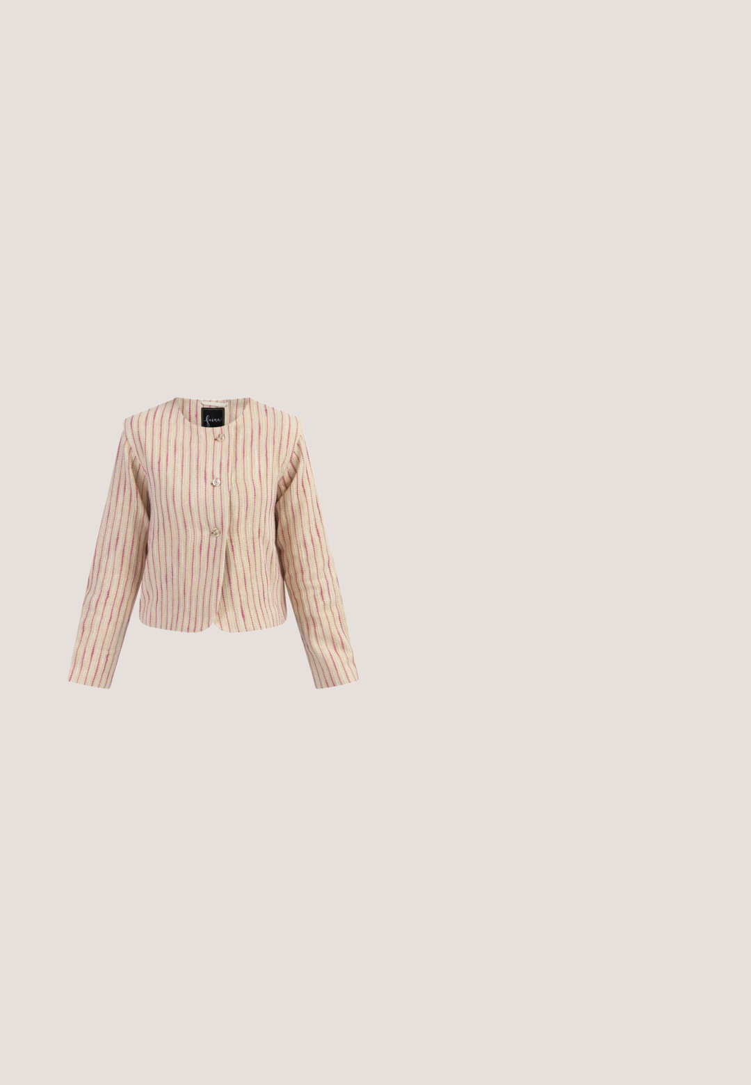 Beige cropped jakke med lyserøde striber, lavet af tekstureret stof. Har en rund halsudskæring og to knaplukninger foran.; Én-skulderkjole i lyserødt stof med stort blomsterprint i pink og grøn. Har en flæse ved skulderen og en flagrende nederdel.; Lyserøde højhælede sandaler med blomster-applikationer, tynd ankelrem og åben tå-design. Glat tekstur og spids tåform.; Beige solbriller med firkantede stel, gradientbrune linser og brede stænger, mærket ALDO på brillestangen.; Kraftig lyserød clutchtaske med guldkæde og to store dekorative stofblomster på frontflappen.; Guldbøjle med skiftende pink runde sten og hvide perler omgivet af små klare krystaller, sikret med en lås.