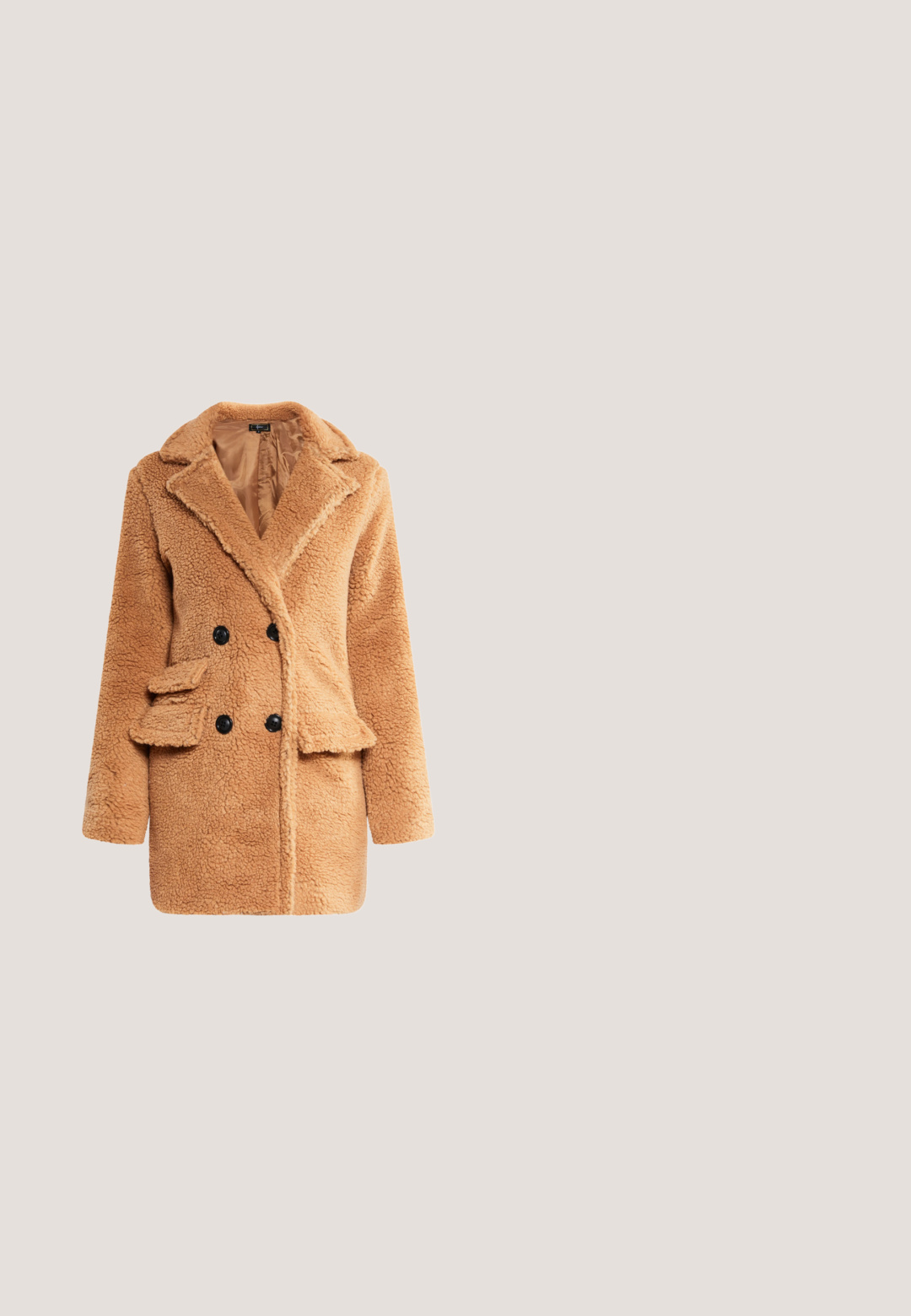Tan, dobbelbrystet faux fur frakke med klapkrave, sidelommer, sorte knapper og et blødt, tekstureret stof.; Beige sweater med sort dyreprint og perler, med rund halsudskæring og lange ærmer, blød tekstur og en let cropped kant.; Lyserøde, vide bukser lavet af blødt stof. Har elastisk talje med justerbar snor og to forlommer.; Brune læder ankelstøvler med gummisål, blød foring og elastiske sideindsatser. Har en lav blokhæl og en glat overflade.; Brun og beige rektangulær vævet pung med hvide syninger, et kort håndtag og en trekantet Guess-logo plaque i midten.; Guld kæde armbånd med en lille turkis fire-bladet kløver vedhæng og en justerbar kædespænde med et rundt gyldent mærke.