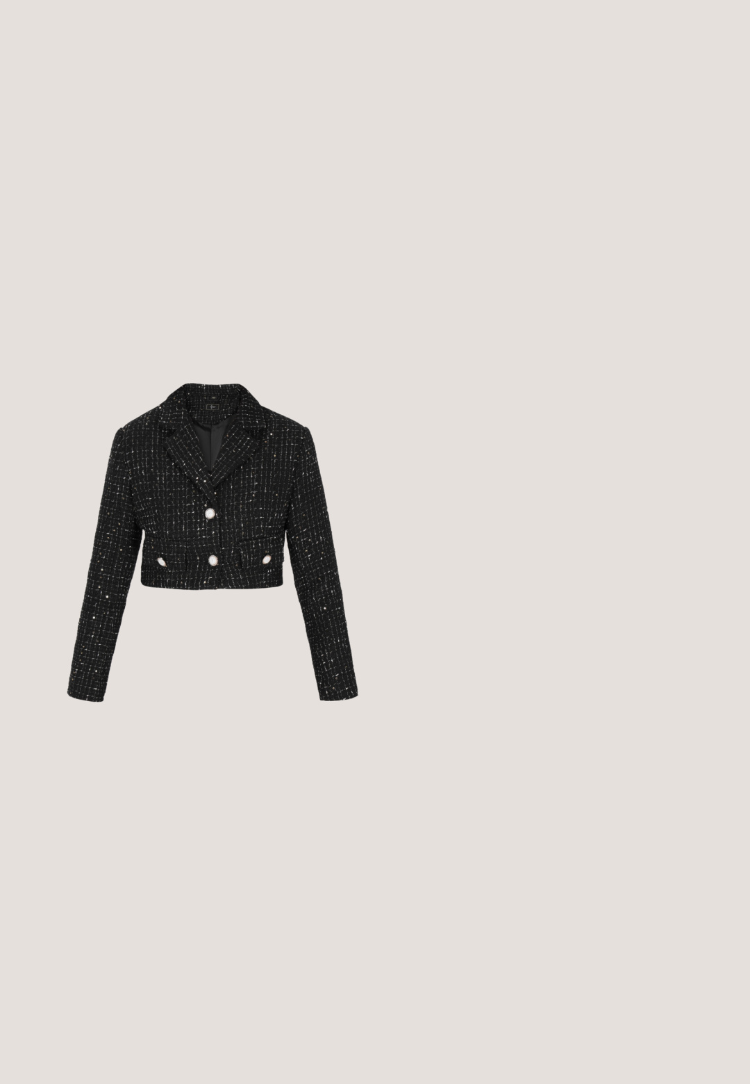 Zwarte cropped jas van textuurstof met een geruit patroon, voorzien van een geknipte kraag en drie grote knopen aan de voorkant.; Zwarte trui met korte mouwen, versierd met parelaccenten en lintachtige ontwerpen. Gebreide textuur met ribbelrand. Geschikt voor casual draag.; Zwarte flared broeken van gestructureerde stof, met een glinsterend patroon, een aansluitende taille en flared pijpen die vanaf de knie uitlopen.; Grijze pump met spits toelopende neus, versierd met strassteentjes op de neus en zijkant, met een slanke naaldhak en een stoffen bovenwerk.; Zwarte clutch met een gestructureerd oppervlak, versierd met kleine zilveren studs, uitgerust met een bovenste ritssluiting en een polsband aan de zijkant.; Zilveren oorbellen in de vorm van een hartje met heldere strasstenen rondom een gepolijst centrum gegraveerd met de merknaam "GUESS".
