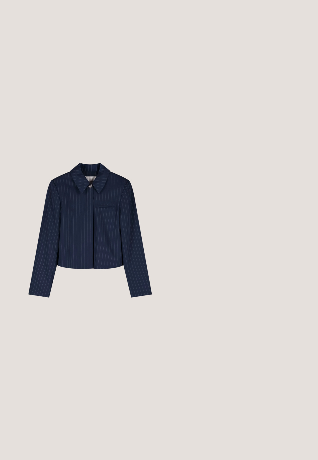 Marineblauwe cropped blazer met dunne witte verticale krijtstreepjes, lange mouwen, puntige kraag en een enkele borstzak.; Marineblauw T-shirt met korte mouwen, een ronde halslijn en textuurvolle bloemapplicaties aan de rechterbovenkant van de voorkant.; Zwarte, enkellange leggings gemaakt van gladde, rekbare stof. Heeft een brede, platte tailleband en geen zichtbare naden of versieringen.; Marineblauwe suède pump met hoge hak, puntige neus en een subtiel cut-out ontwerp aan de zijkanten, met een slanke naaldhak.; Kleine donkerblauwe stoffen schoudertas met een enkele verstelbare riem, goudkleurige gesp en ALDO-logo aan de voorkant.; Goudkleurige en marineblauwe oorringen met gedraaide gouden accenten op een witte achtergrond, naast elkaar getoond.