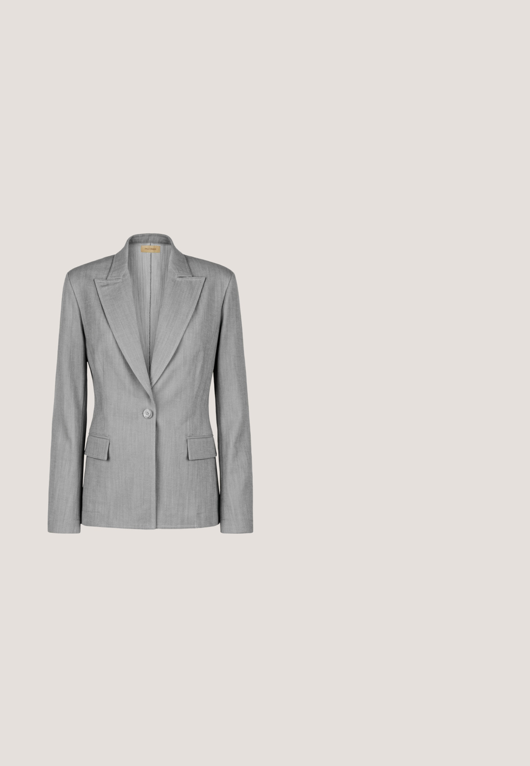 Grå skræddersyet blazer med klapkrave, enkelt knaplukning, to forlommer og en tekstureret stoffinish.; Grå kortærmet strikbluse med rund halsudskæring og let pufærmer, lavet af blødt stof med en glat tekstur. Ingen synlige mønstre.; Lys grå flagrende bukser lavet af glat stof, med en tætsiddende talje og sidelommer, samt en pressefold foran for ekstra struktur.; Grå ruskindsloafers med lav hæl, firkantet snude og dekorativ rem henover vristen, vist fra siden på hvid baggrund.; Taupe læderhåndtaske med enkelt top-håndtag, guldfarvet lukning og små gyldne fødder, rektangulær form med strukturerede sider.; Sølv kædearmbånd med et enkelt korsvedhæng, der har en krokodillelås og justerbar længde. Glat tekstur, minimalistisk design.