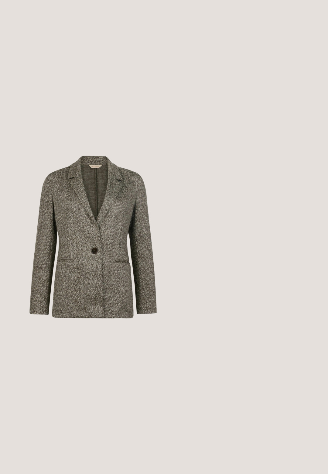 Brun og creme blazer med herringbone mønster, enkelt knap, punktede revers og to frontlommer.; Sort langærmet top i ribbet stof, med rund halsudskæring og bølgede kanter ved ærmerne. Enkelt design med en tætsiddende pasform.; Gråternede bredbenede bukser med et struktureret mønster, der har to knapper ved sidelommerne og et højt taljdeign.; Sorte high-top sneakers lavet af ruskind og læder, med guldfarvede øjer, snørebåndsdesign og en struktureret gummisål.; Sort struktureret håndtaske i læder med øverste håndtag, frontlommer med klap og centralt lukke med guldfarvet spænde.; Slank guldring med en sort sten formet som en firkløver, indsat i en hævet fatning på en hvid baggrund.
