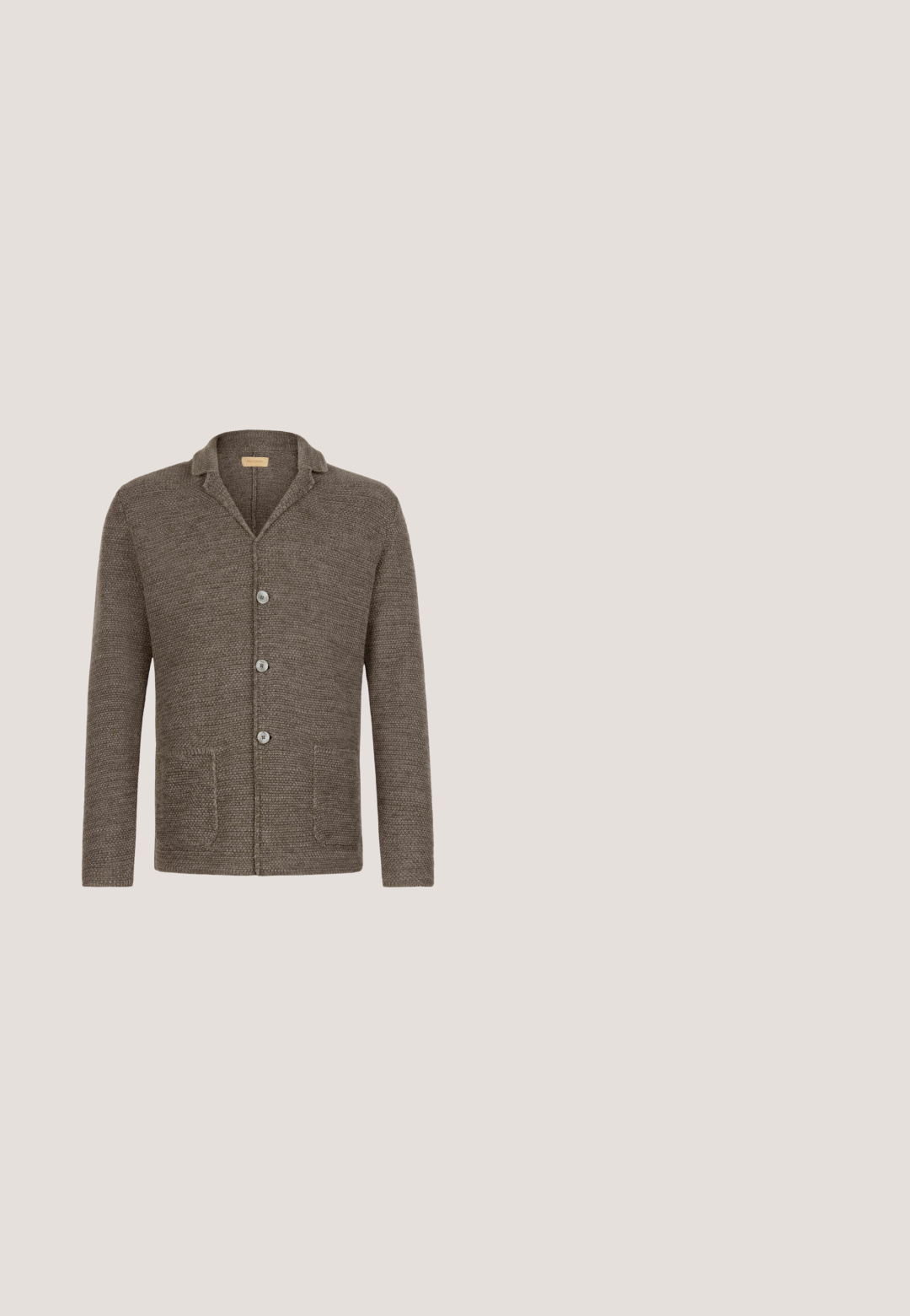 Braune gestrickte Strickjacke mit strukturierter Musterung, drei Knöpfen vorne, zwei Fronttaschen und einem kleinen Kragen.; Dunkelbrauner Langarm-Strickrollkragenpullover mit gerippten Bündchen und Saum auf neutralem Hintergrund.; Hellblaues Levi's Polo-Shirt mit zwei Knöpfen, einem Kragen und "Levi's", das in passendem blauen Garn auf der Brust gestickt ist.; Blaue Jeans aus Denim mit geradem Bein, fünf Taschen und passendem Stich. Der Stoff hat eine glatte Textur mit leichter Ausbleichung.; Braune Leder Stiefelette mit einer runden Zehenform, Schnürdesign, kontrastierenden Nähten und einer glatten Oberfläche. Flache Sohle und minimale Akzente.; Braune Lederaktentasche mit glatter Oberfläche, ausgestattet mit zwei oberen Griffen, einem abnehmbaren Schulterriemen und einem Reißverschluss.