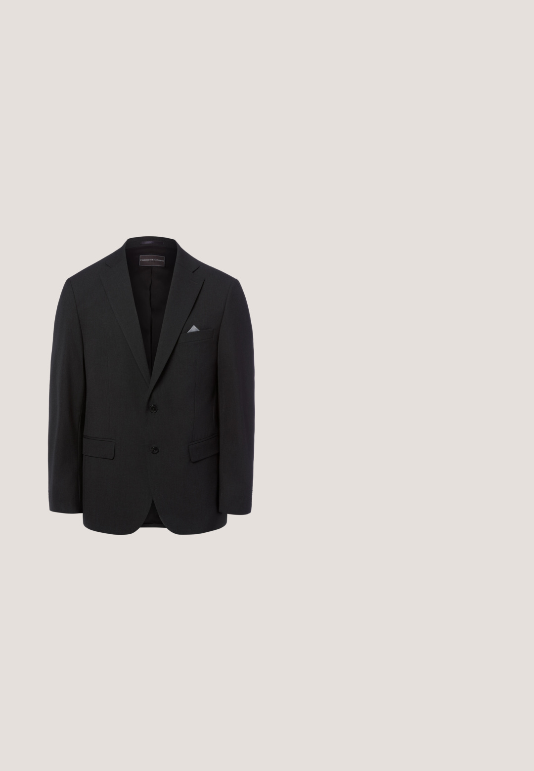 Zwart herensuitjasje met twee knopen, revers met inkeping, voorzakken met klep, borstzak met wit zakdoekje en een label binnen in de kraag.; Witte langwerpige overhemd met een gebogen voorpaneel, zwarte knopen in het midden en een klassieke kraag. Gladde stofstructuur.; Zwarte formele broek met riemlussen, voorste knoop en ritssluiting, weergegeven tegen een witte achtergrond.; Zwarte gepatineerde lederen dresschoenen met een glad oppervlak, ronde neus, vijf gaatjes vetersluiting en een lage gestapelde hak.; Zwarte stoffen vlinderdas met een symmetrische vorm en een centrale knoop, weergegeven op een effen witte achtergrond.; Zwarte gestructureerde leren riem met een gladde zilveren rechthoekige gesp en twee zichtbare verstelgaten.